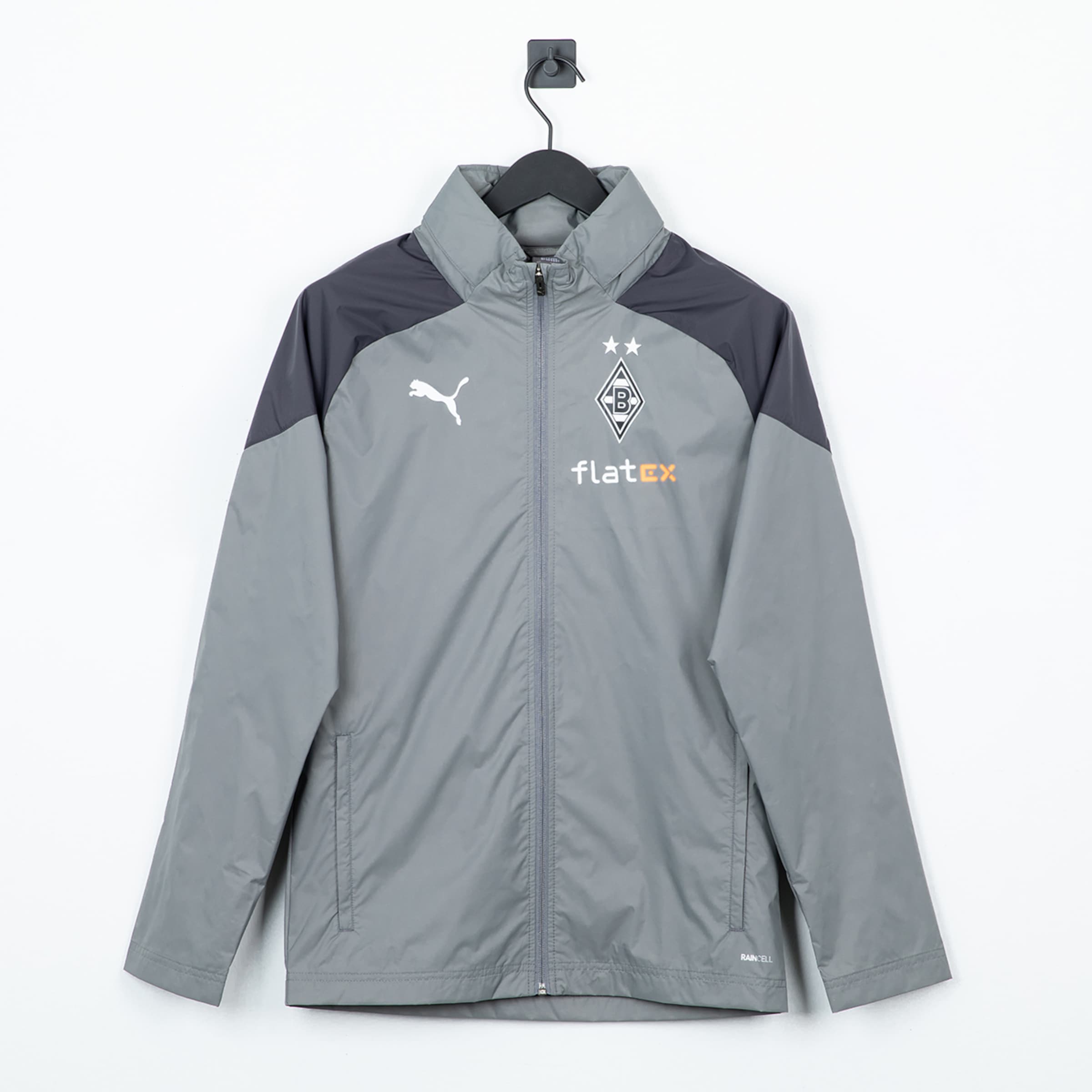 Graue Puma Trainingsjacke von Borussia Mönchengladbach mit flatex-Logo, dunklen Schultern und Reißverschluss vor weißem Hintergrund.