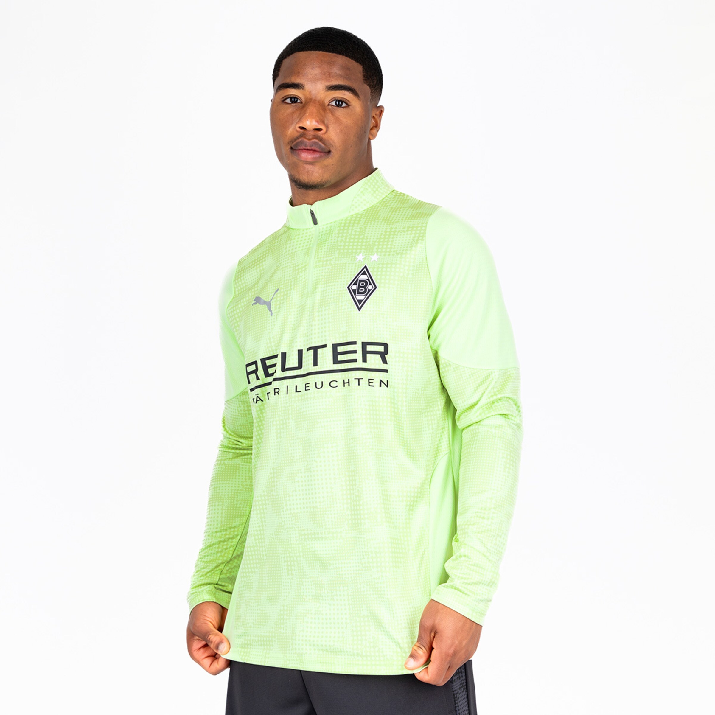 Spieler in grünem Borussia Mönchengladbach-Trikot mit Logo und Sponsorenschriftzug.