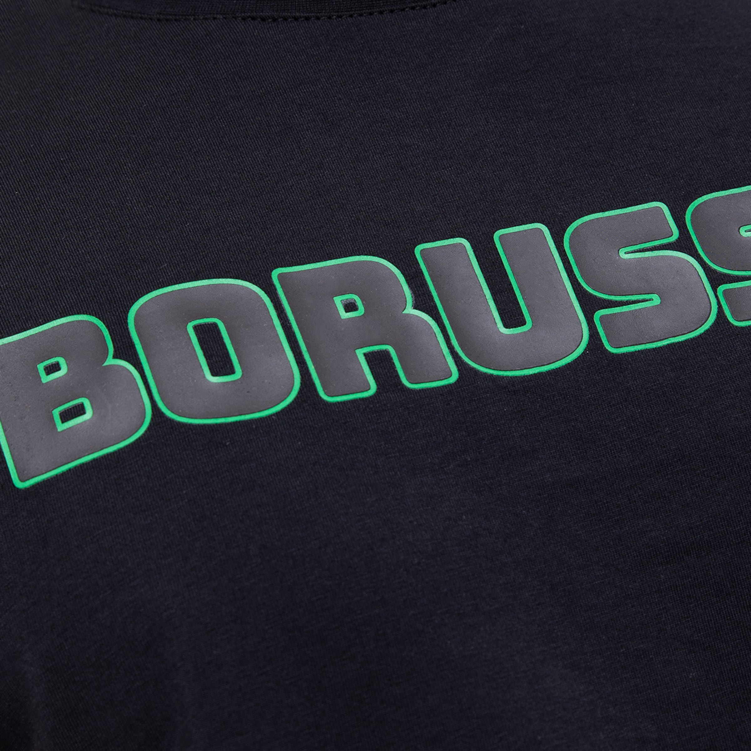 Nahaufnahme eines schwarzen T-Shirts mit dem grün umrandeten, schwarzen Schriftzug „BORUSS“.