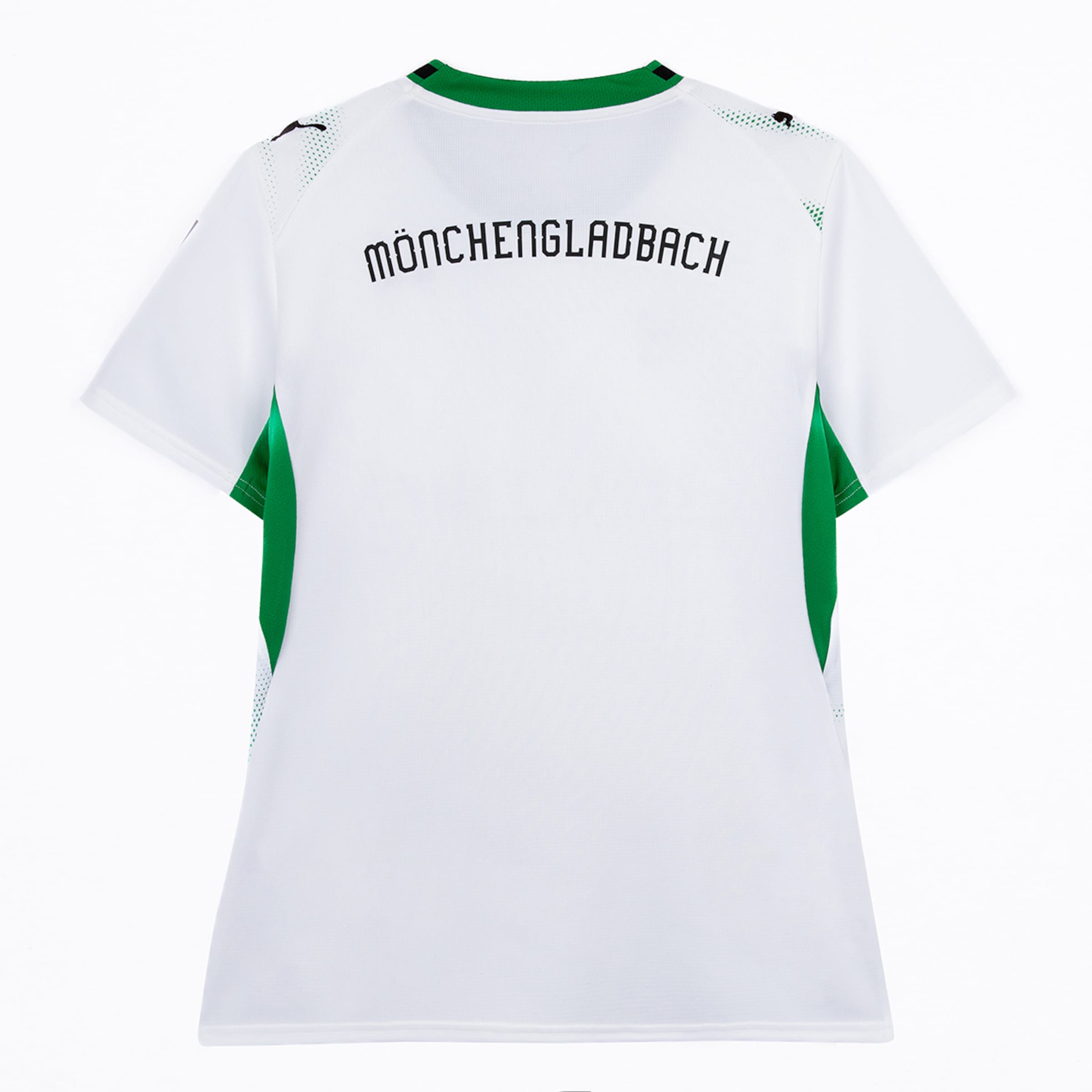 Weiße Rückansicht eines Puma-Trikots mit schwarzem „MÖNCHENGLADBACH“-Schriftzug sowie grünen Akzenten an Kragen und Seiten.