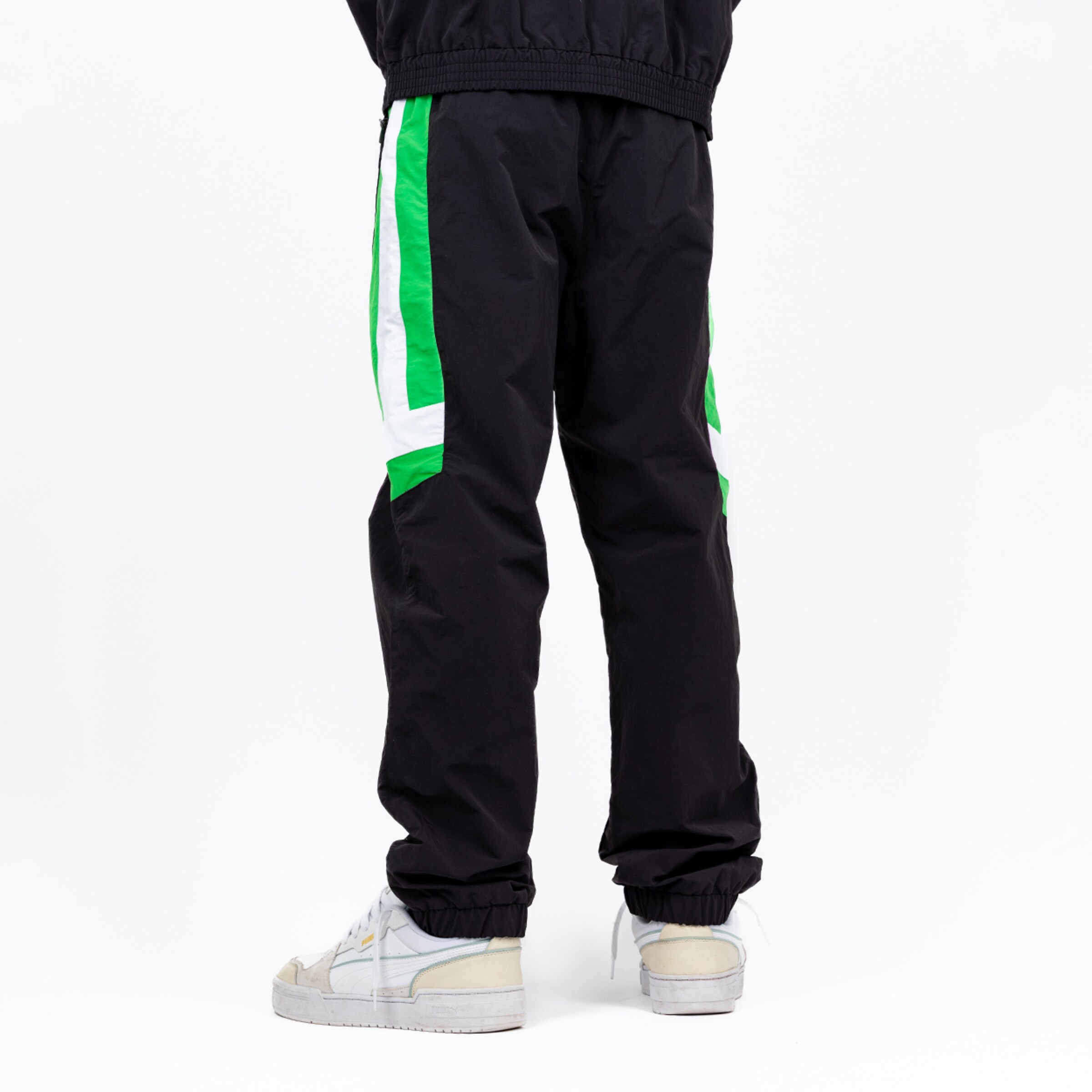 Hose in Schwarz mit grünen und weißen seitlichen Streifen.