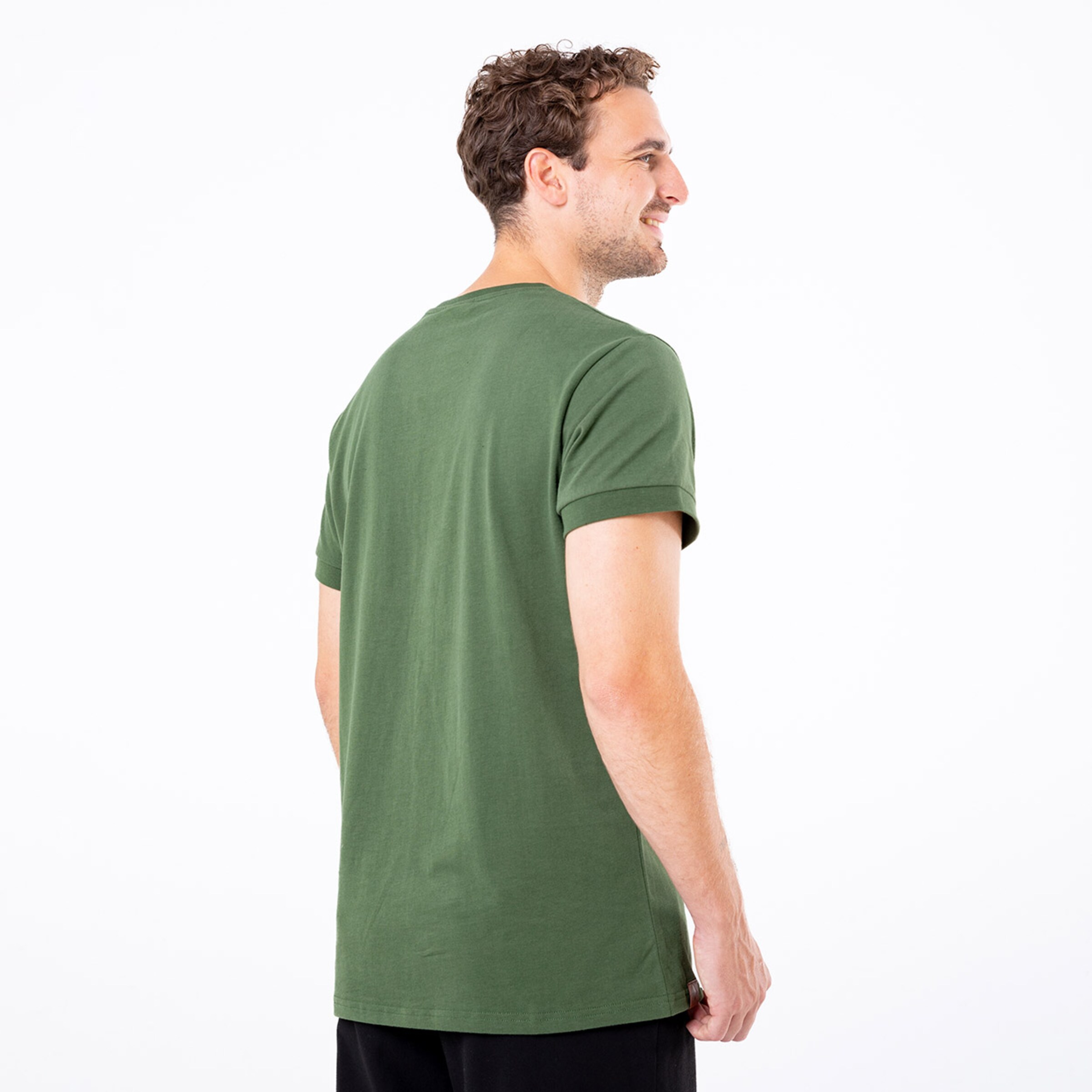 Mann mit lockigem Haar trägt ein grünes T-Shirt von hinten gesehen.