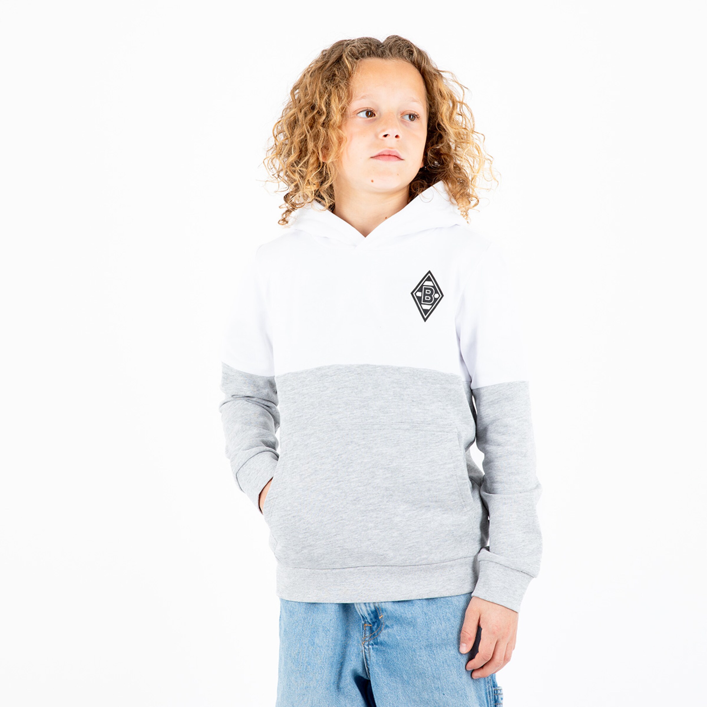 Junge trägt einen Hoodie in Grau und Weiß mit Borussia Mönchengladbach Logo auf der Brust.