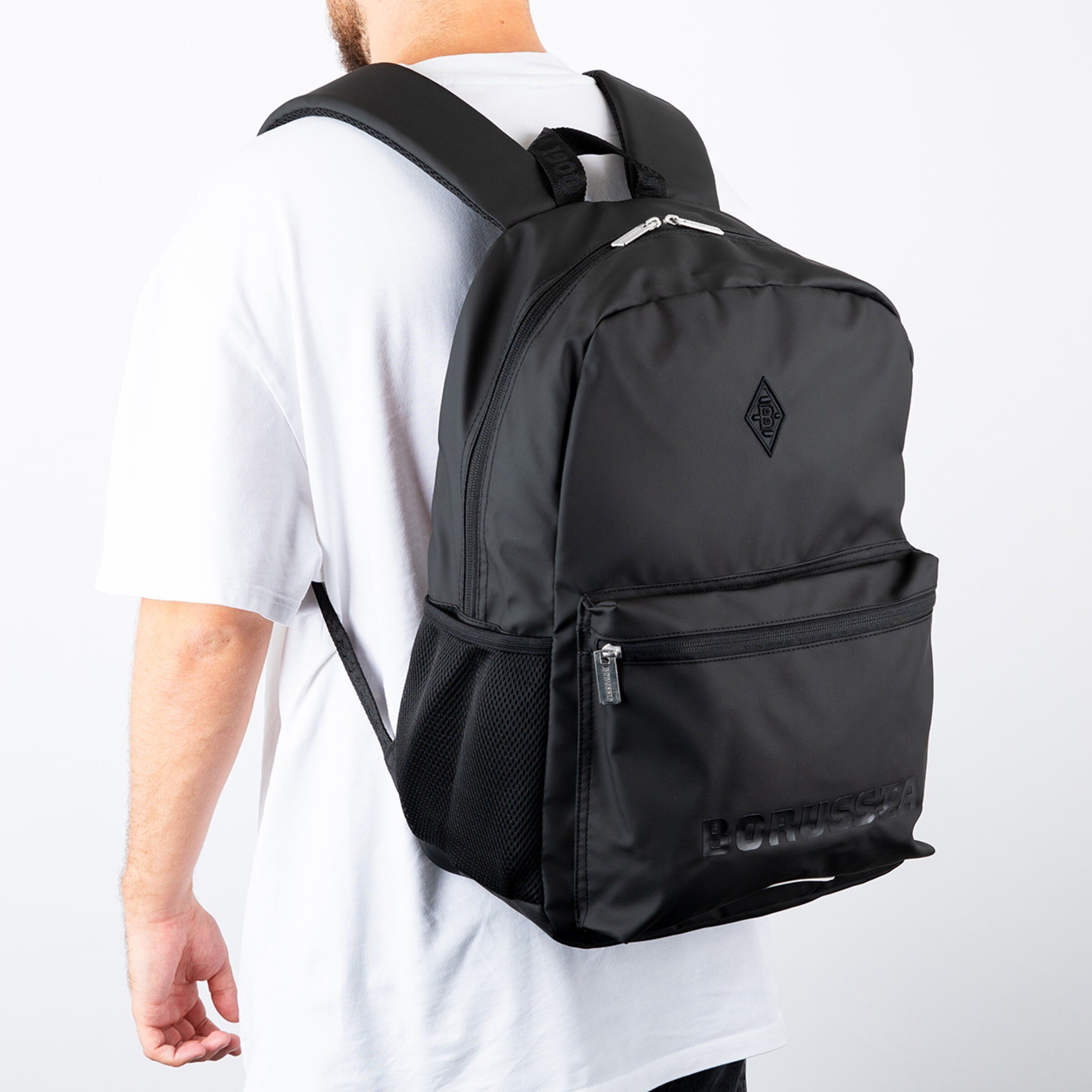 Schwarzer Rucksack mit Logo von Borussia Mönchengladbach von hinten getragen.