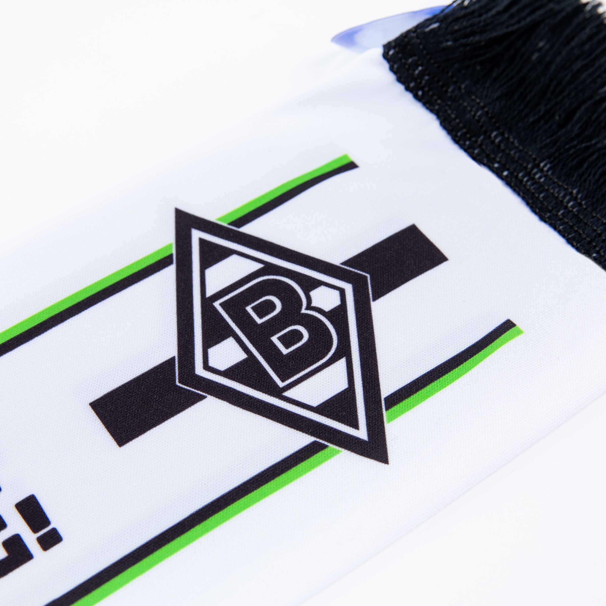 Ein weißes Fußballtrikot mit grün-schwarzen Streifen und dem Borussia Mönchengladbach-Logo.