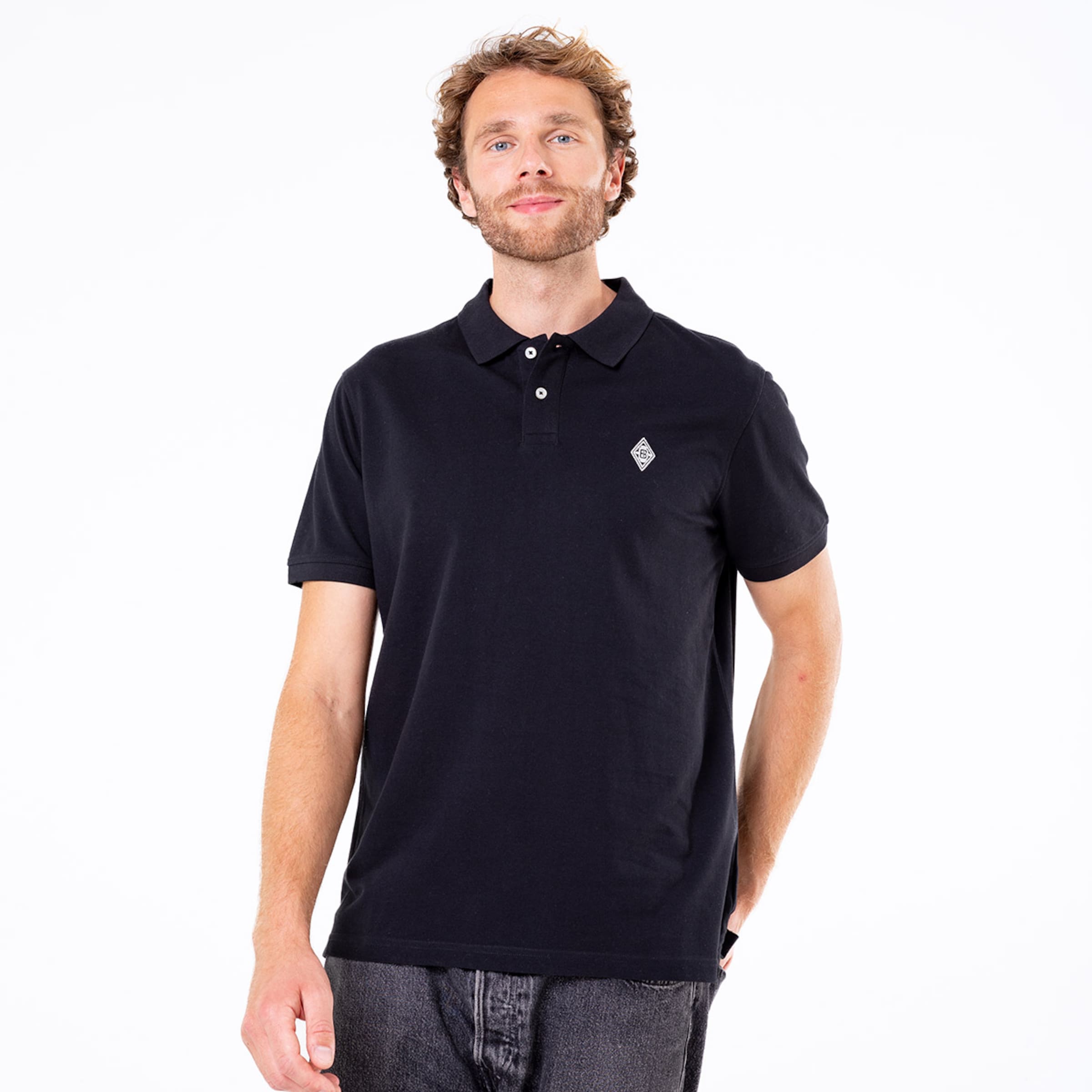 Mann in schwarzem Polohemd mit Borussia Mönchengladbach-Logo.