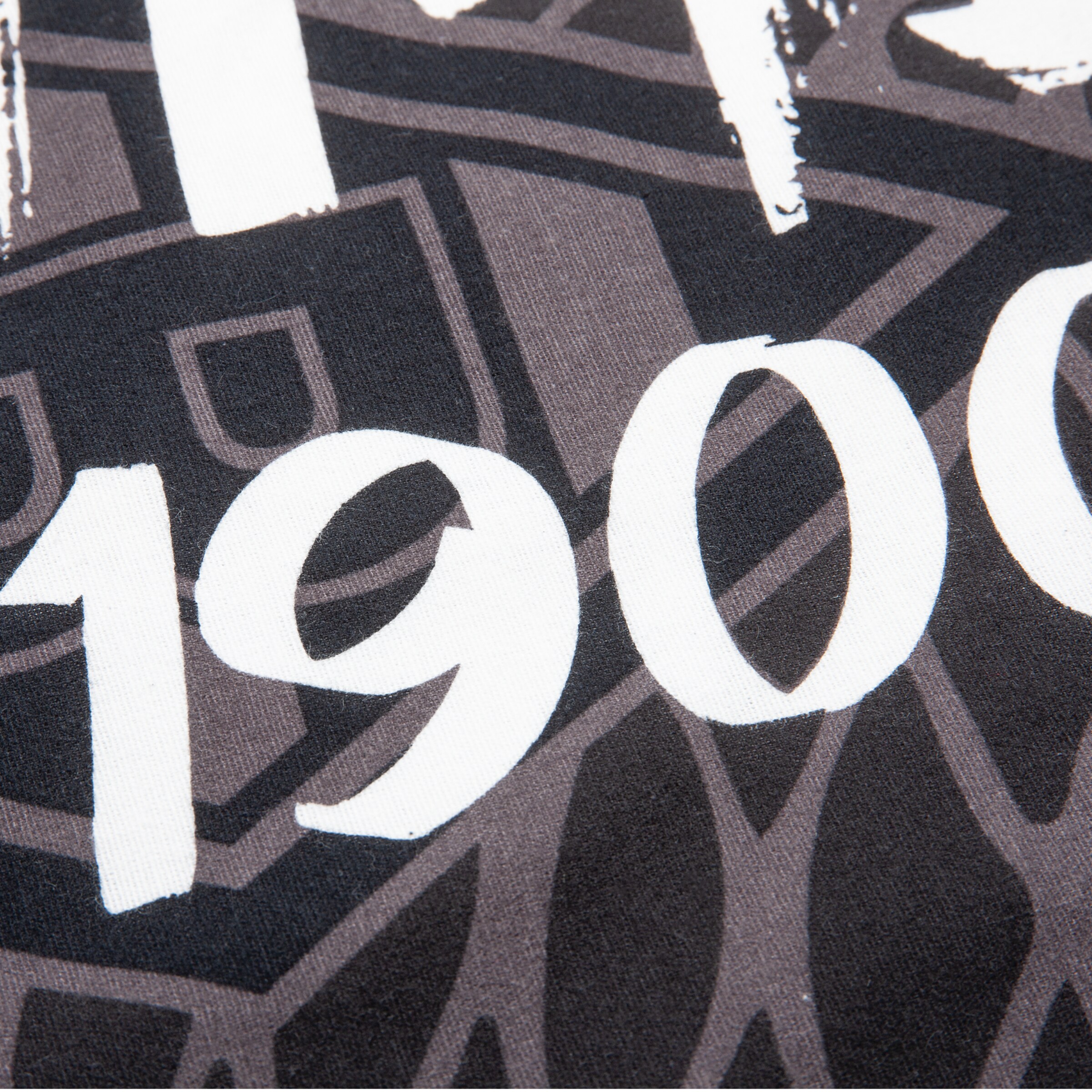 Detailansicht mit der Jahreszahl 1900 auf einem schwarz-grauen Hintergrund.