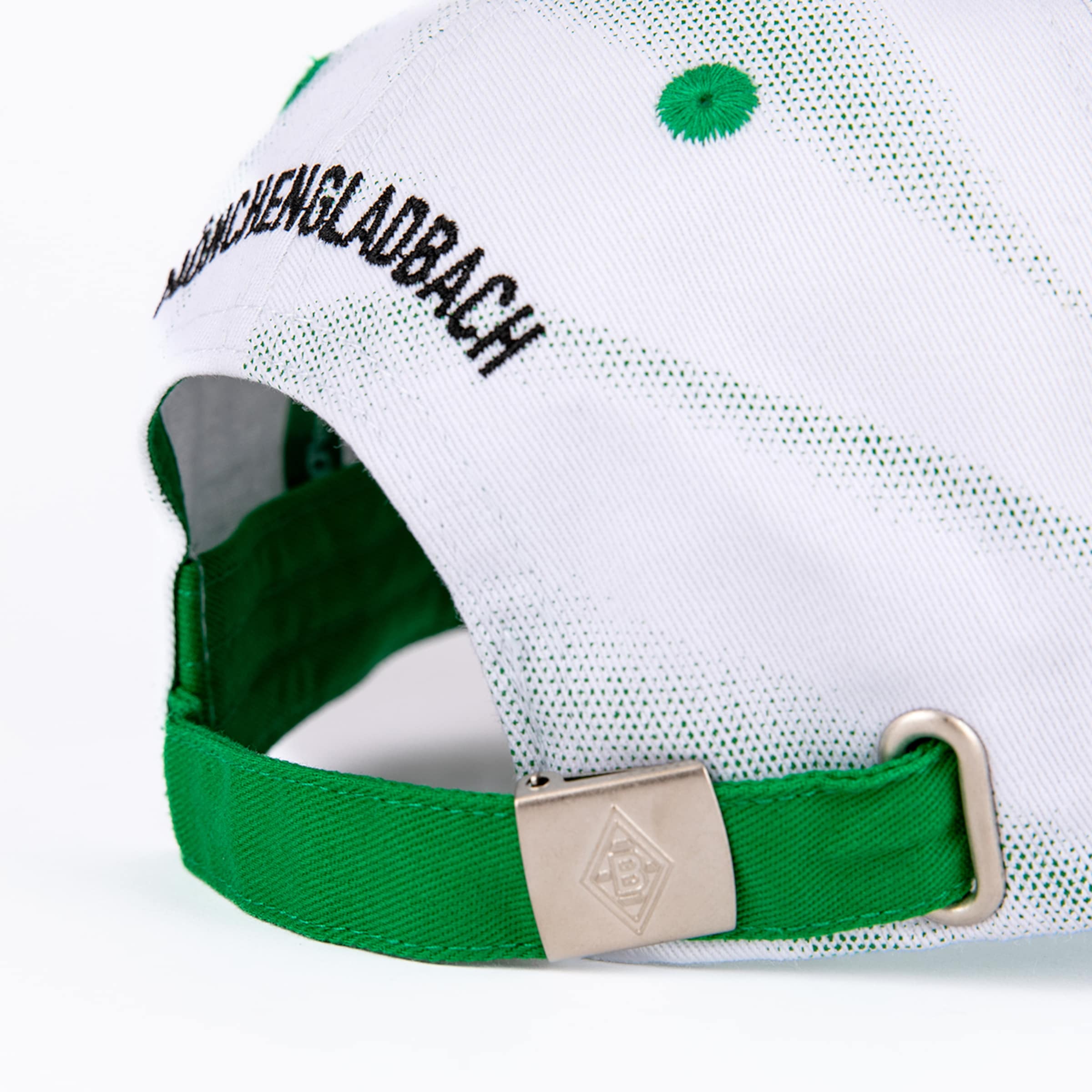Rückseite einer weißen Kappe mit grünem Riemen und Logo-Metallverschluss. Darüber ist der Schriftzug „MÖNCHENGLADBACH“ schwarz eingestickt.