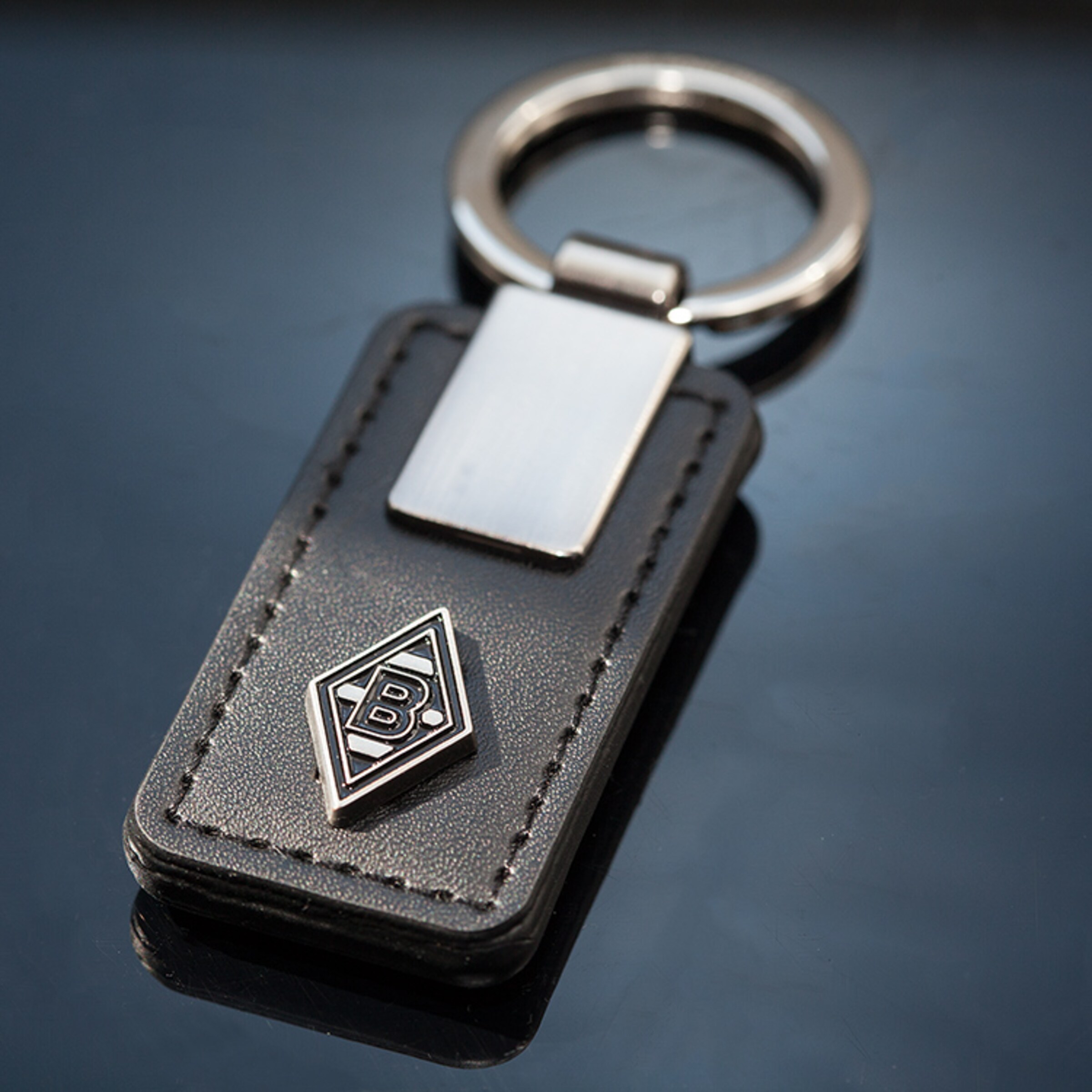Schlüsselanhänger aus schwarzem Material mit Logo von Borussia Mönchengladbach.