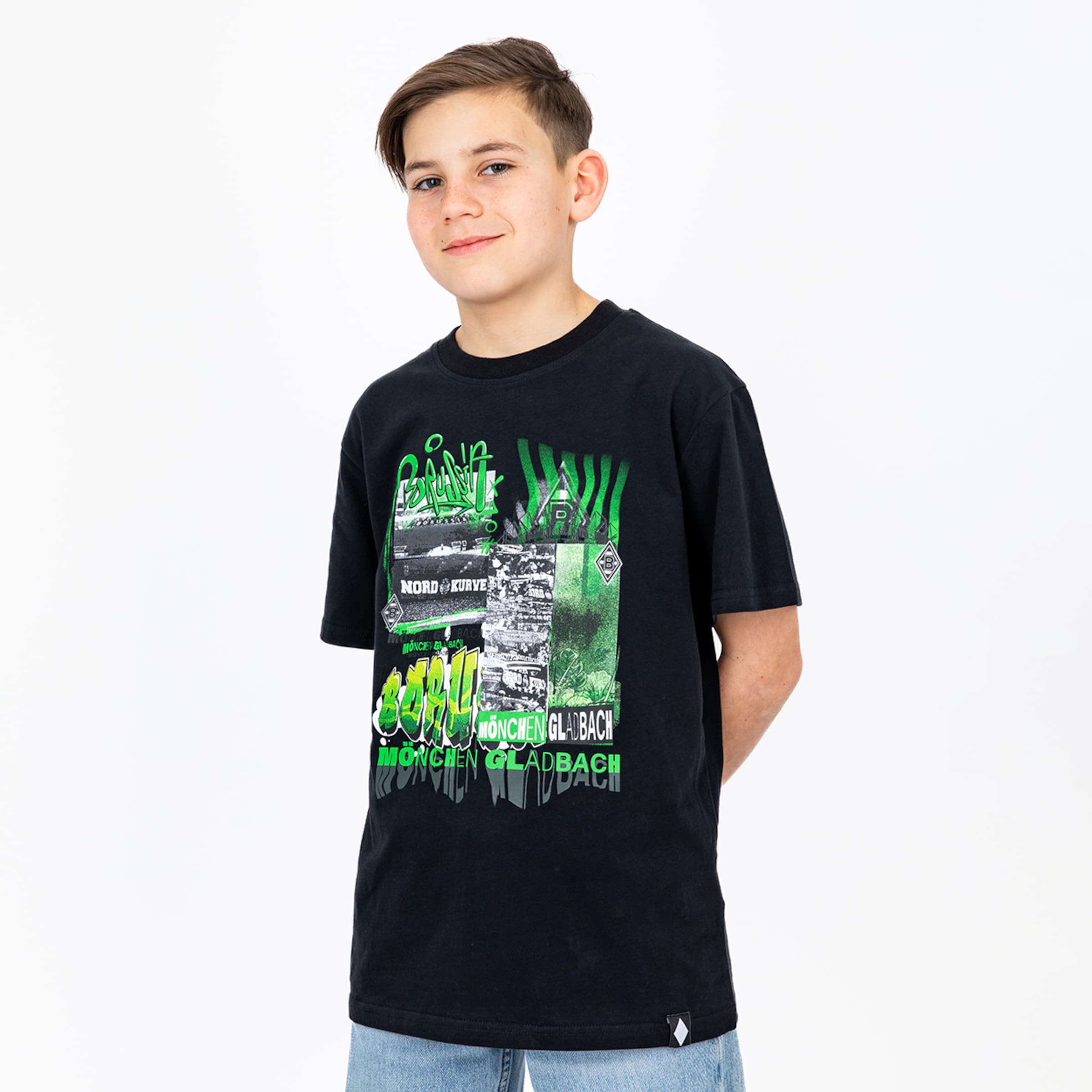 Junge trägt ein schwarzes T-Shirt mit dem Aufdruck von Borussia Mönchengladbach.