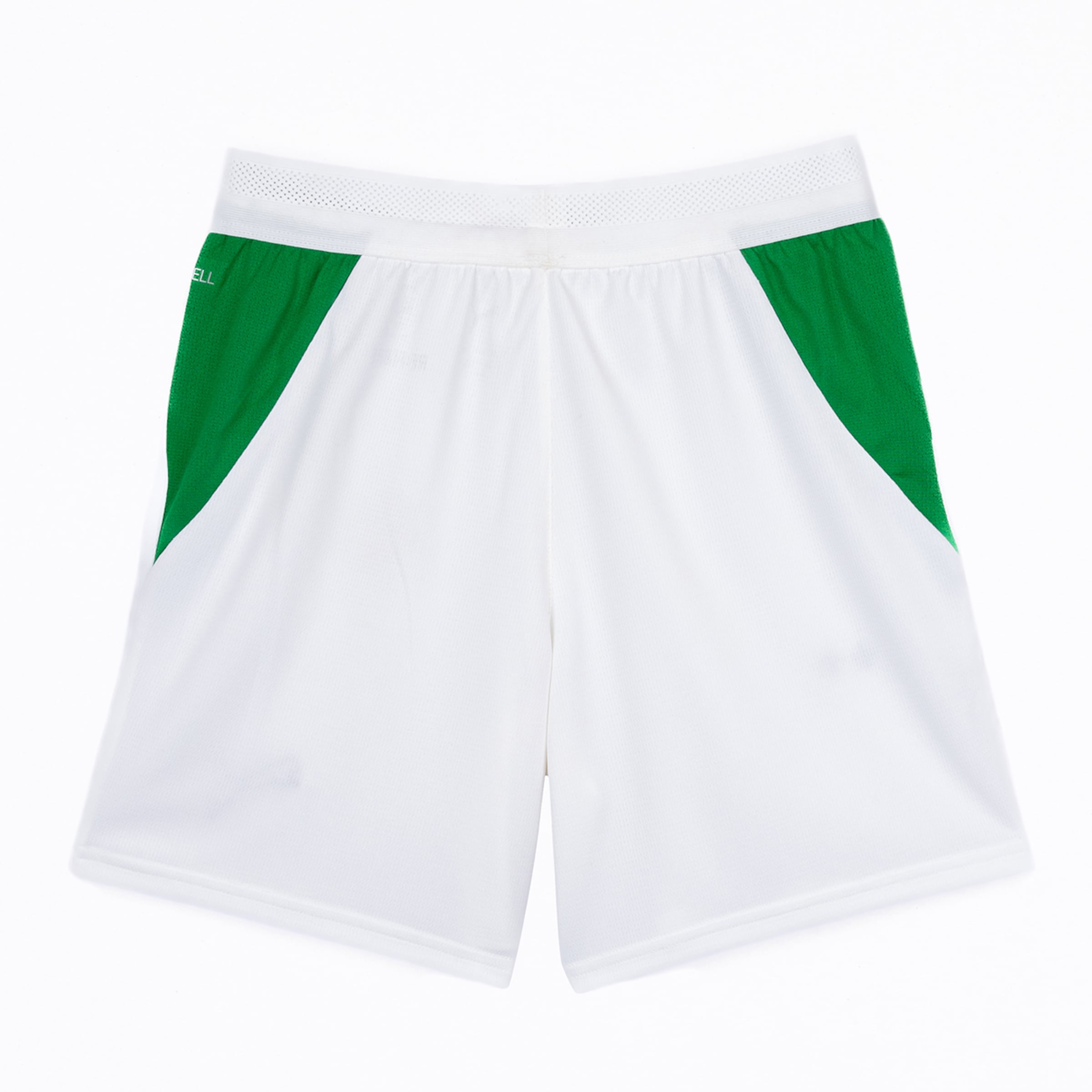 Weiße Sportshorts mit grünen, dreieckigen Seiteneinsätzen und einem perforierten weißen Bund vor weißem Hintergrund.