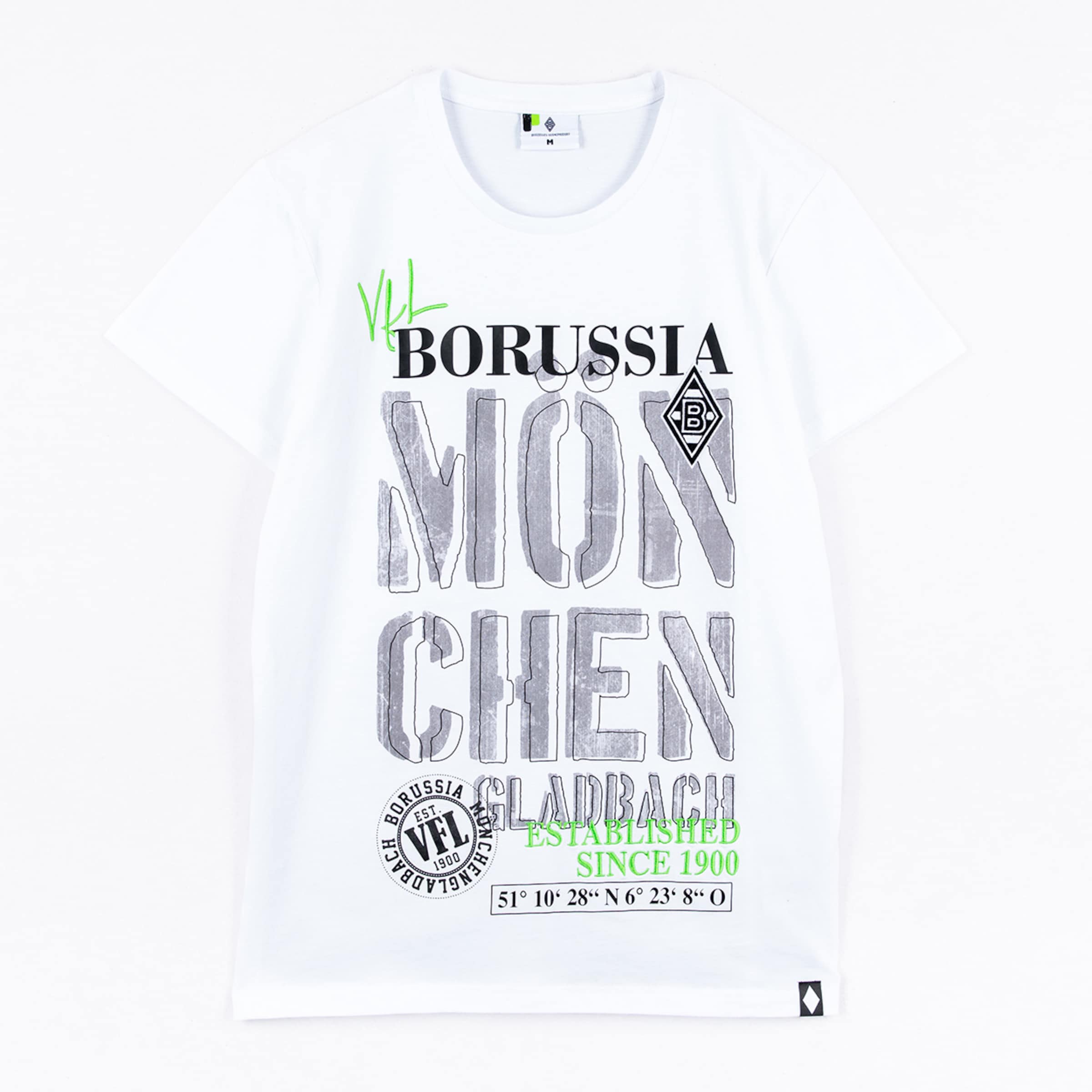 Weißes Borussia Mönchengladbach T-Shirt mit grauem Print, grünem VfL-Schriftzug, Gründungsjahr 1900 und Koordinaten.