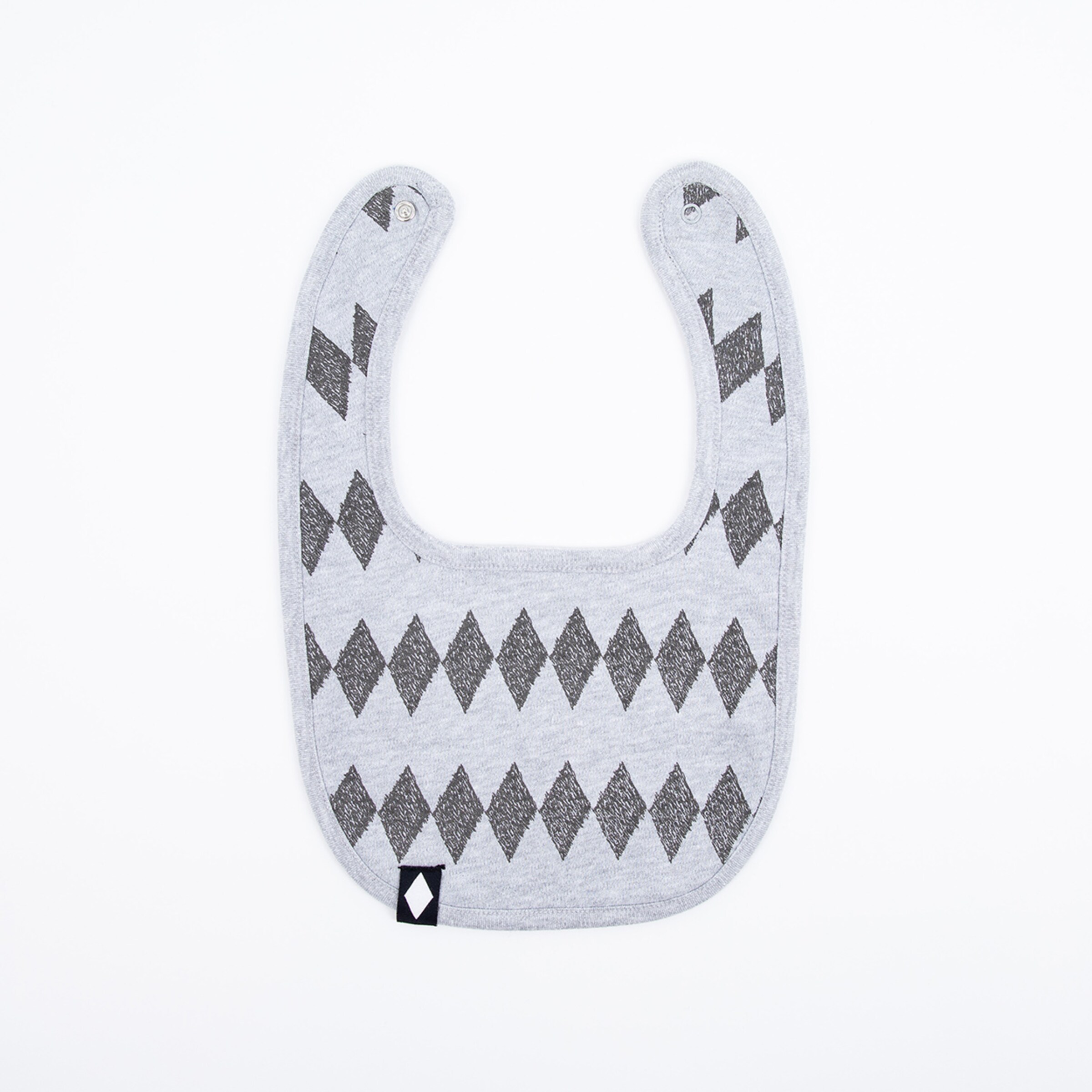 Grau gestreifter Babylatz mit Rauten-Muster und kleiner schwarzer Marke.