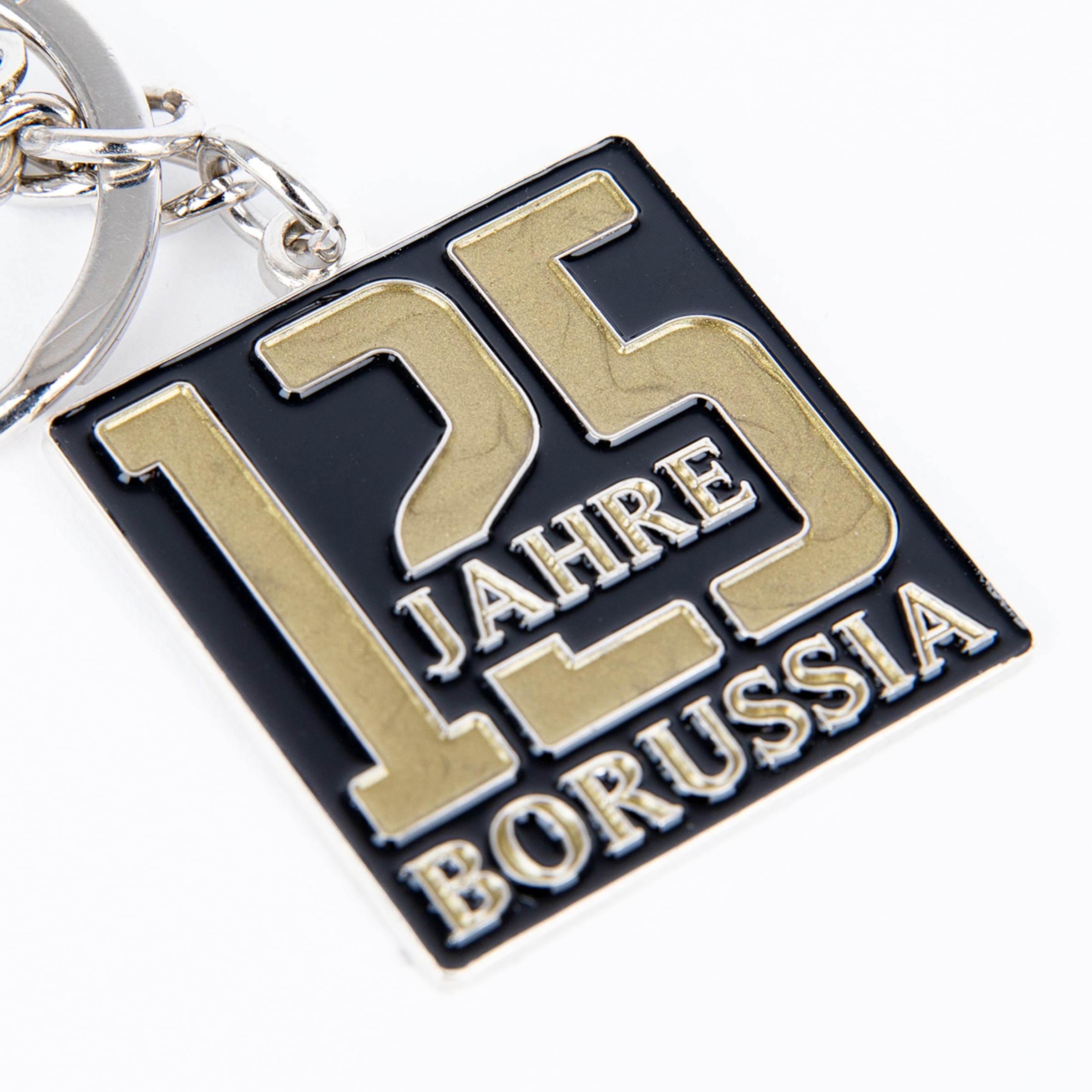 Schwarzer quadratischer Schlüsselanhänger mit goldener Zahl 125 und dem Text „JAHRE BORUSSIA“ zum 125. Jubiläum.