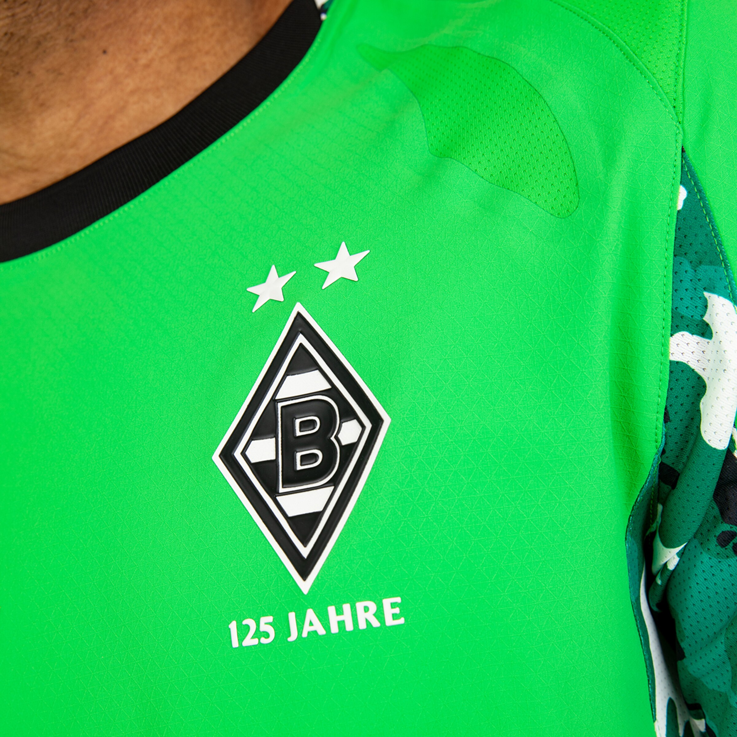 Green jersey collar featuring Borussia Mönchengladbach logo and 125 Jahre inscription