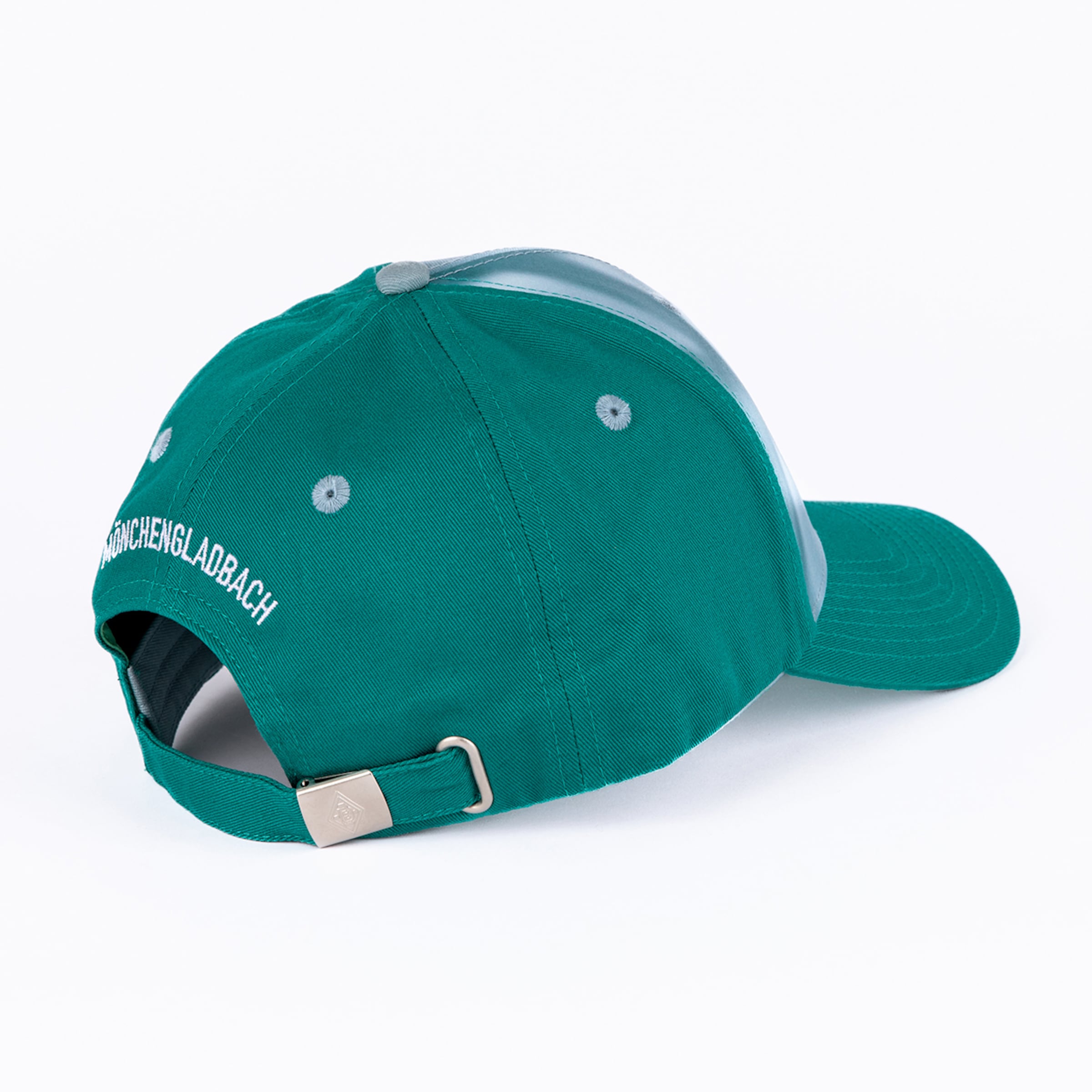 Eine grüne Baseballkappe von hinten rechts gesehen, mit einem grauen Schirm und einem grauen Knopf oben. Der Schriftzug "MÖNCHENGLADBACH" ist weiß auf der Rückseite gestickt, und ein silberner Verschluss ist am Verstellriemen zu sehen.