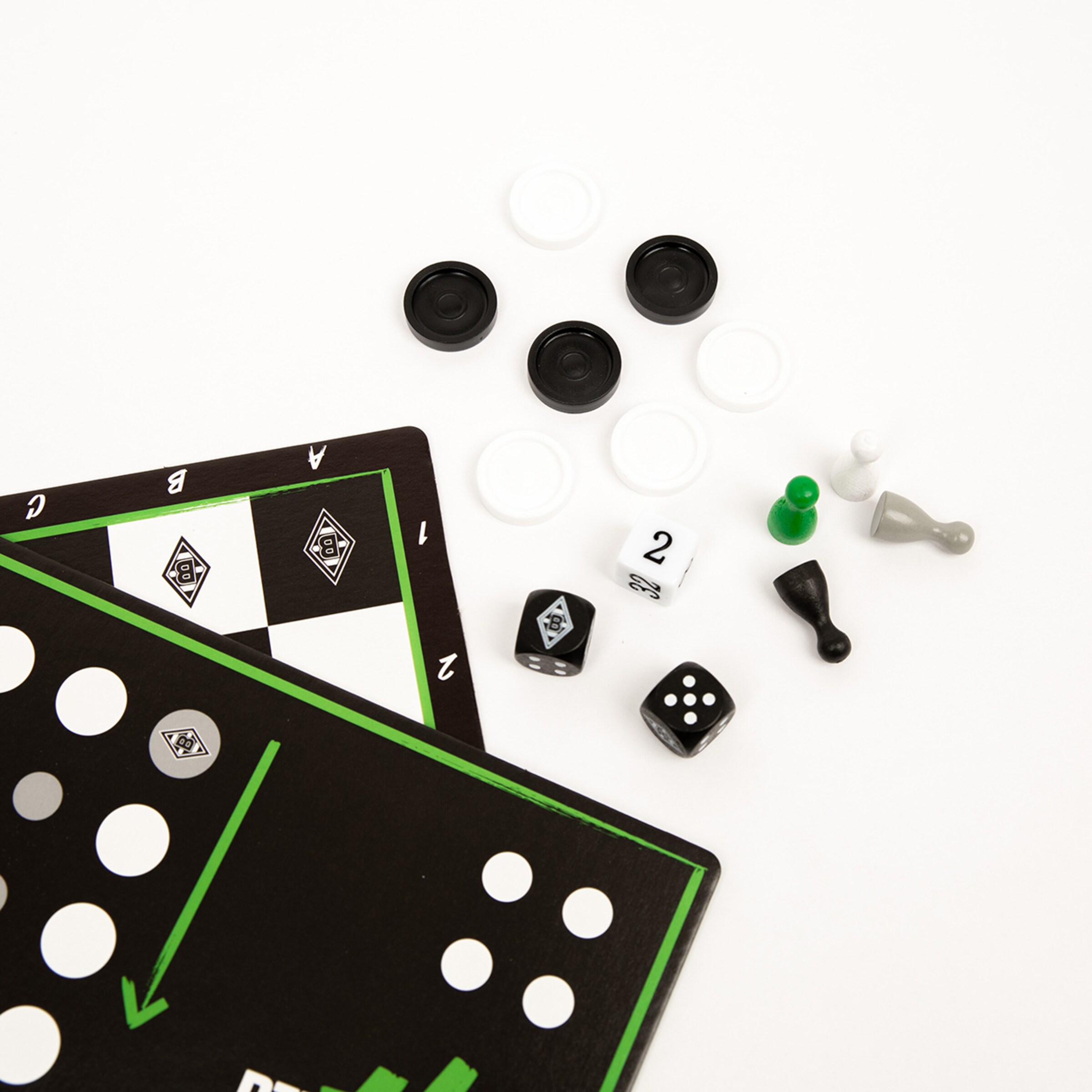 Spielsteine, Würfel und Teile von Spielbrettern im Borussia Mönchengladbach-Design auf weißem Grund.