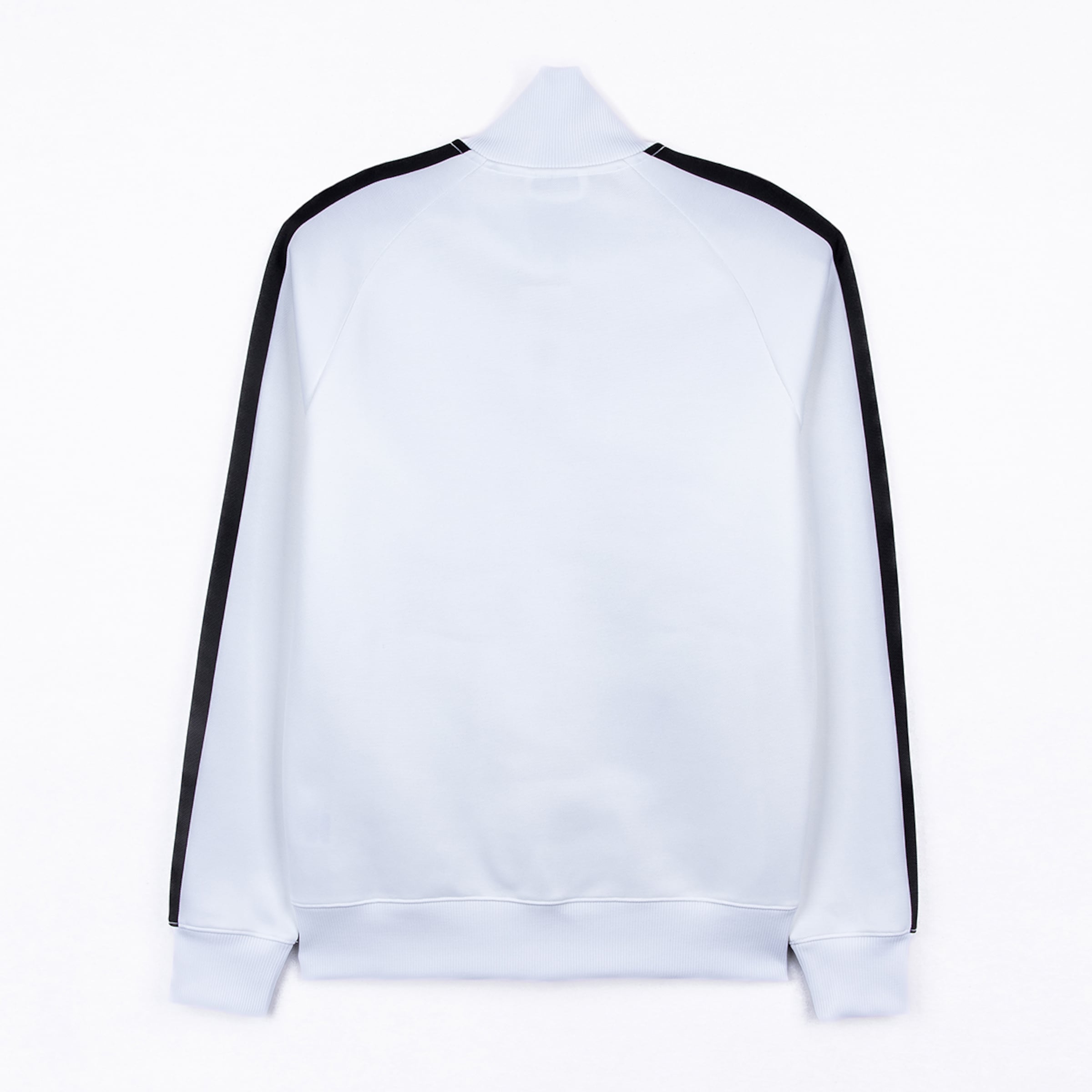 Rückansicht einer weißen Trainingsjacke mit schwarzen Streifen an den Ärmeln, gerippten Bündchen und hohem Stehkragen.
