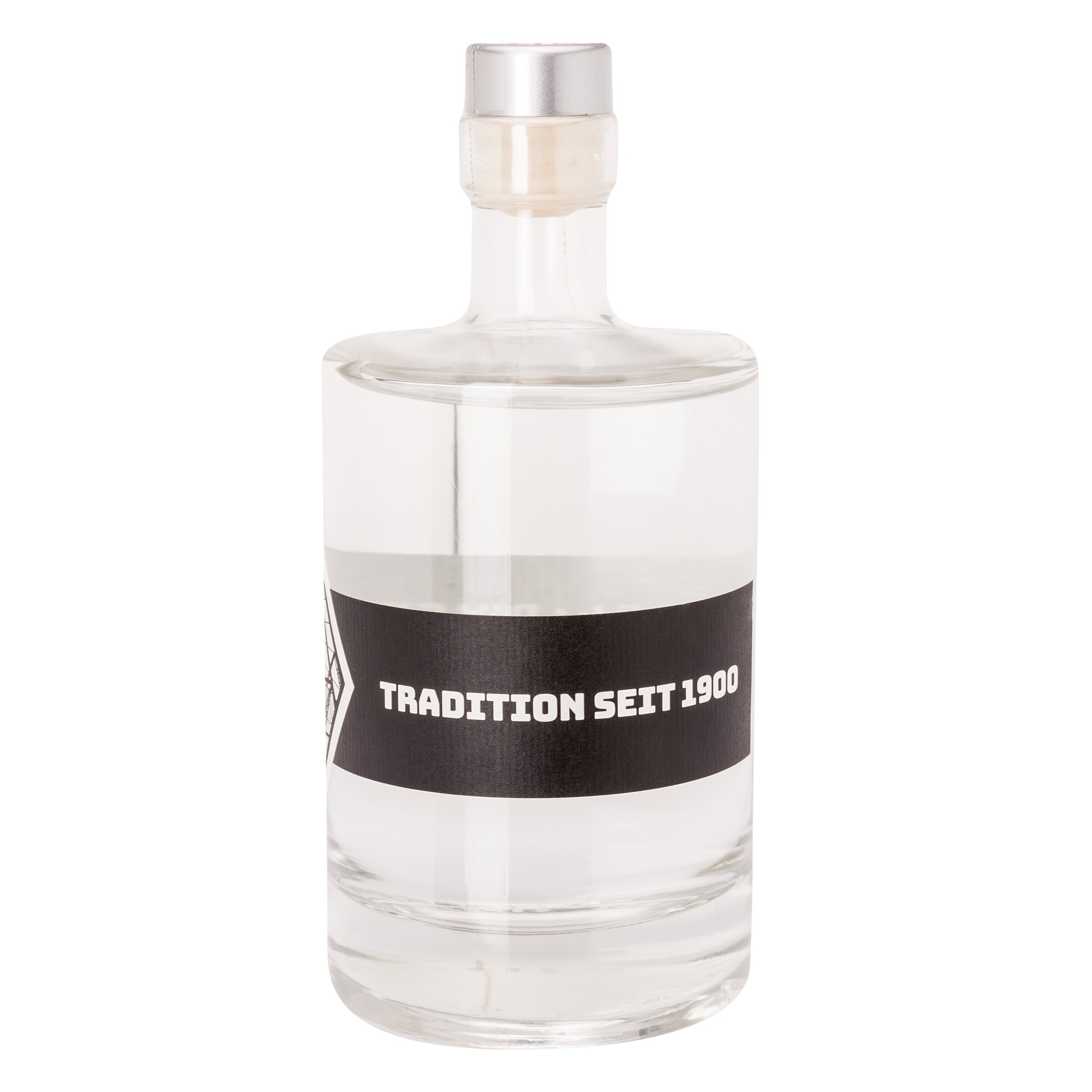 Klarer Schnaps mit schwarzem Etikett auf dem TRADITION SEIT 1900 steht.