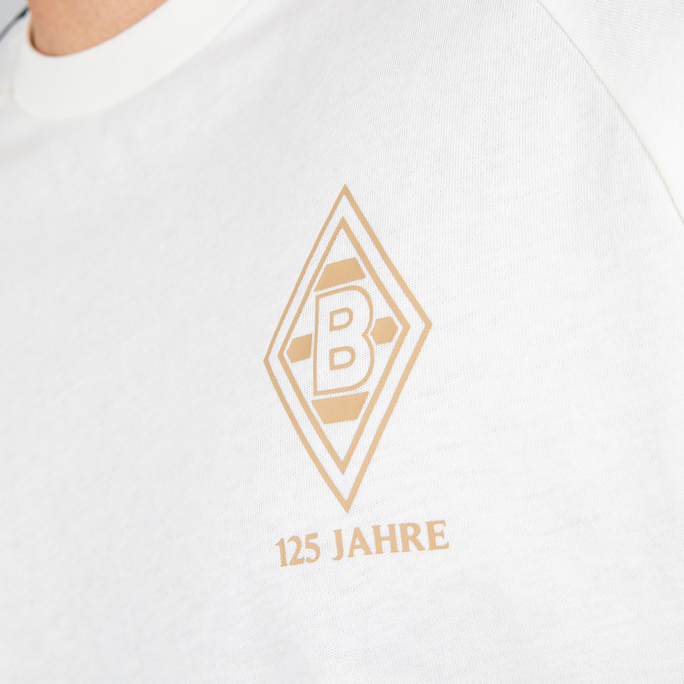 Weißes T-Shirt mit dem goldenen Logo von Borussia Mönchengladbach (Raute mit B) und dem Schriftzug „125 JAHRE“.