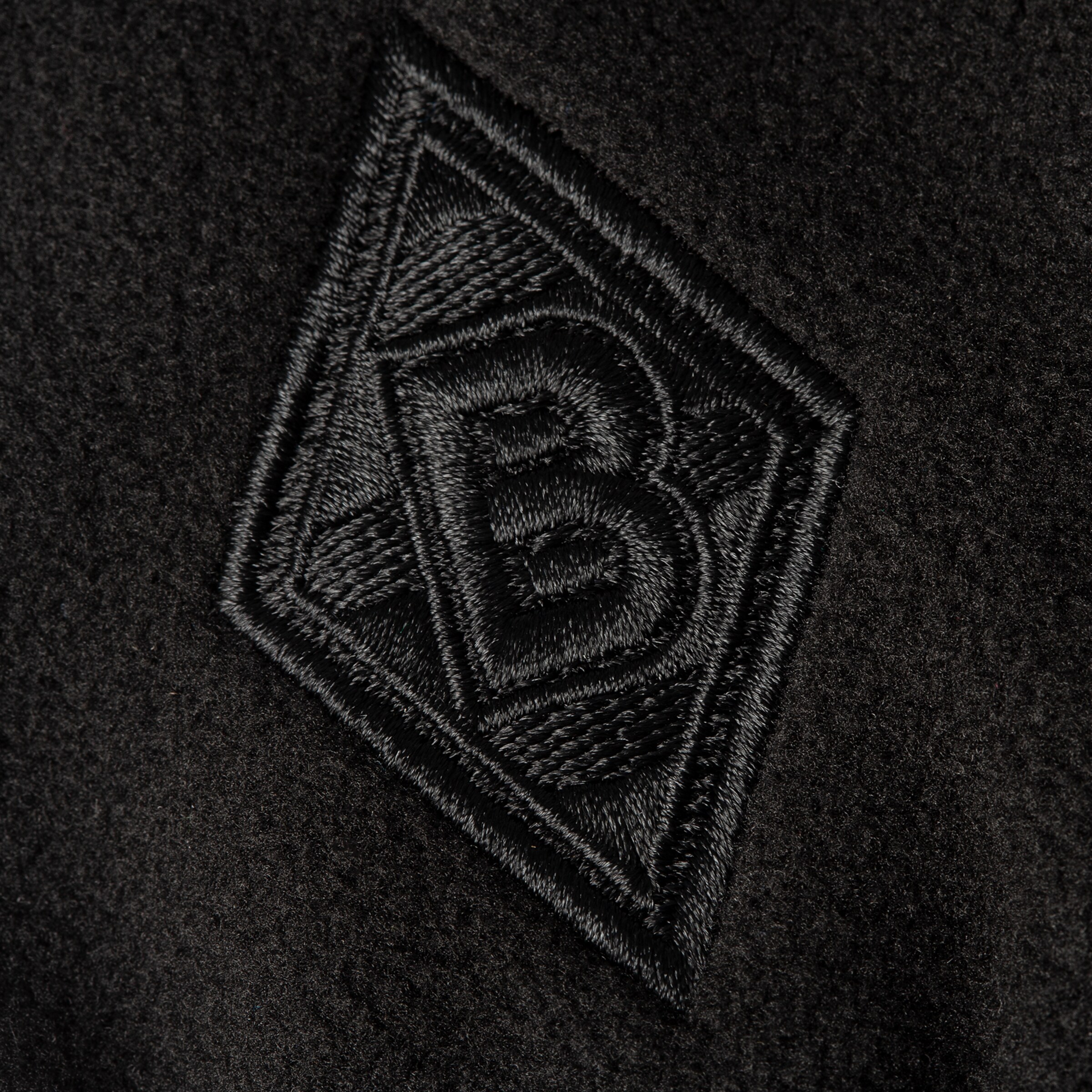 Schwarzes gesticktes Logo von Borussia Mönchengladbach in Diamantform.