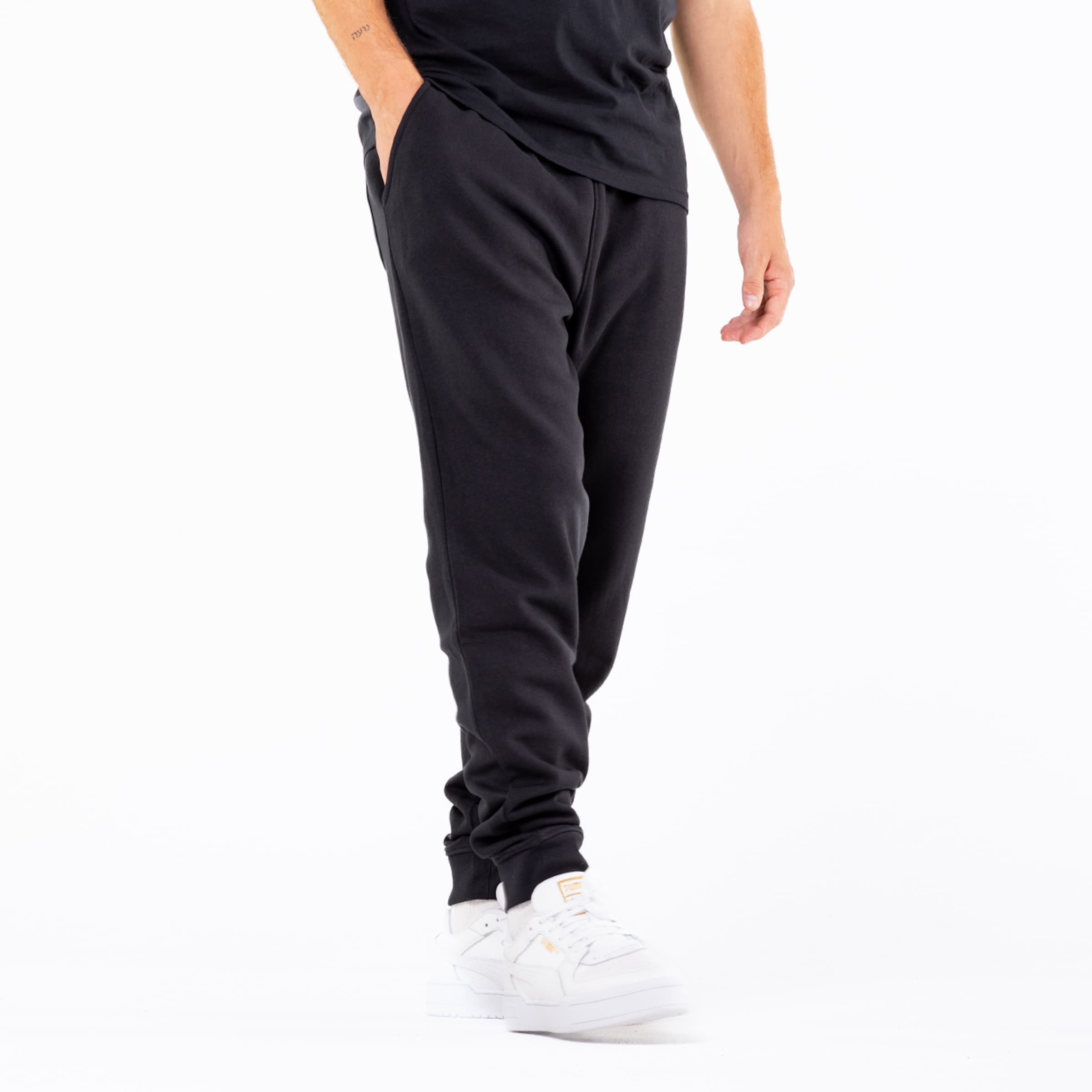 Schwarze Jogginghose enge Passform mit seitlichen Taschen und Bündchen.