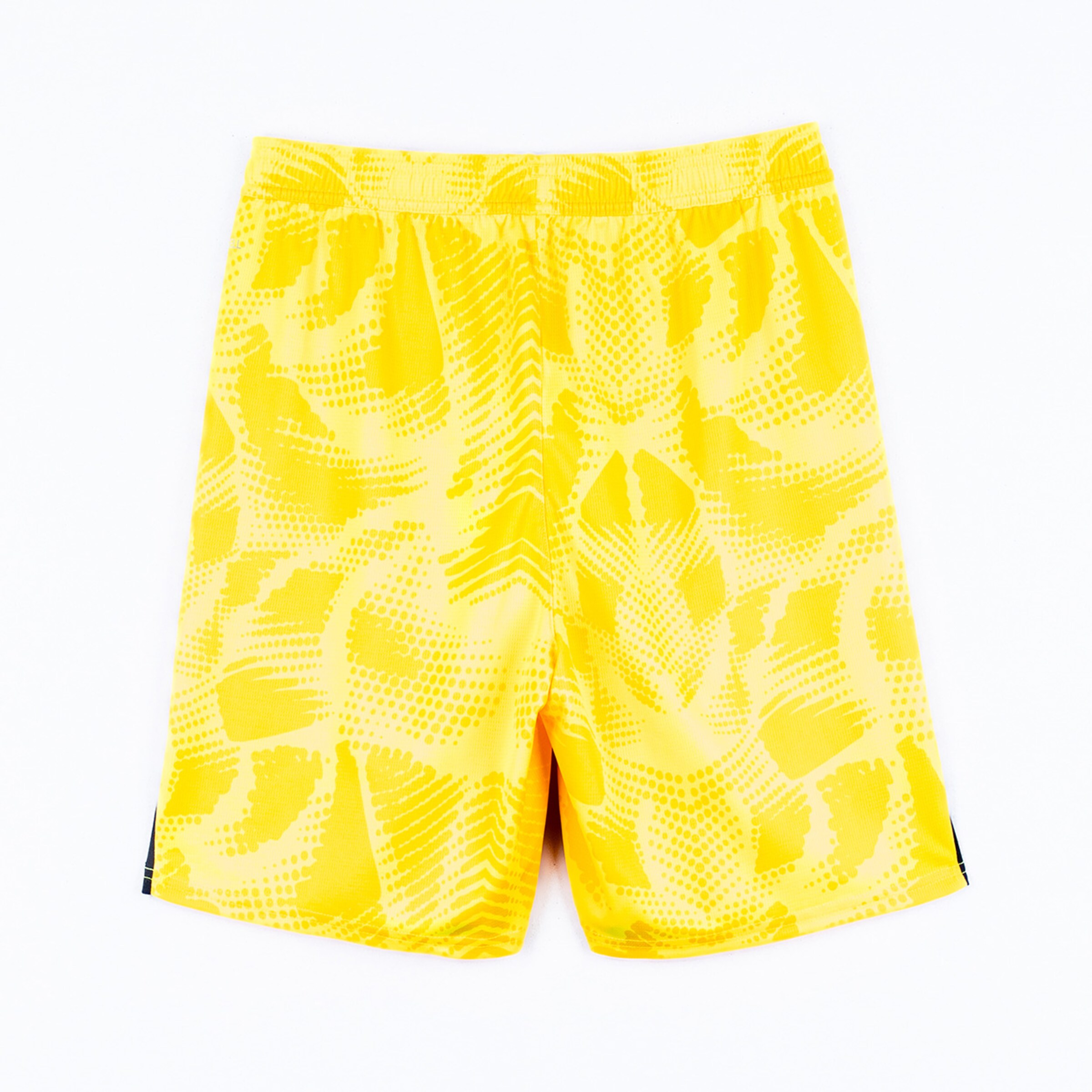 Gelbe Sportshorts mit abstraktem Muster und elastischem Bund.