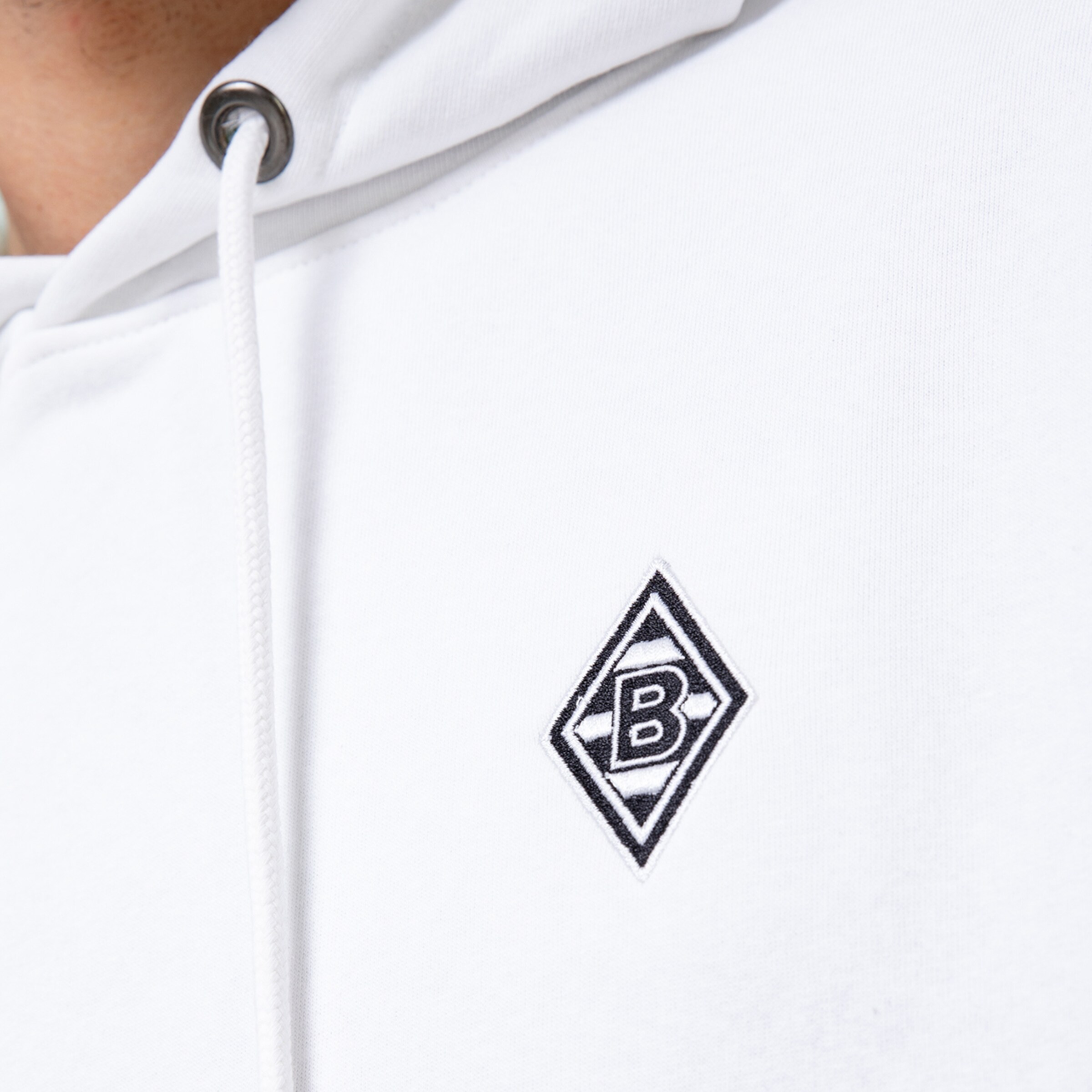 Weißer Kapuzenpullover mit schwarz eingewebtem Borussia Mönchengladbach-Logo.