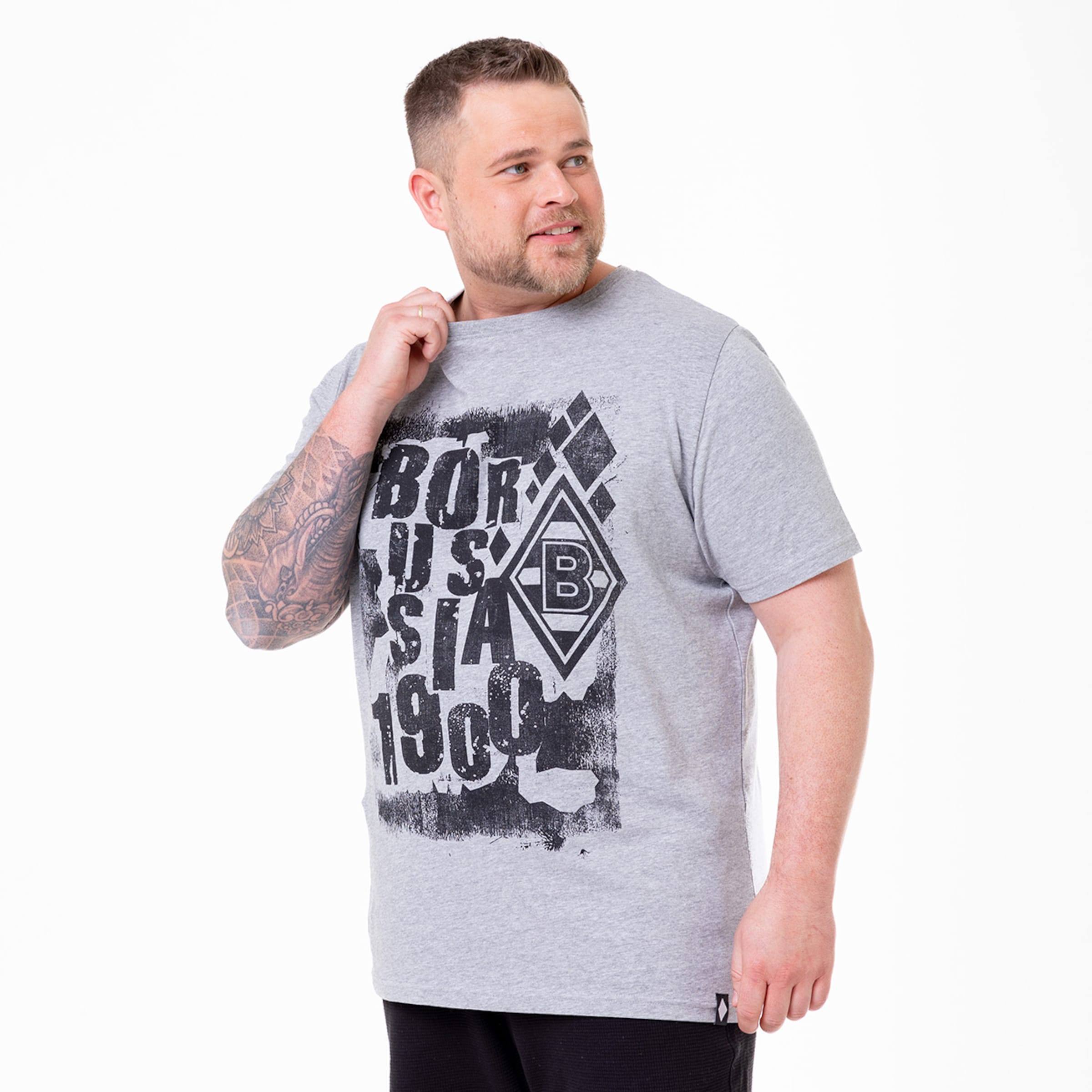 Mann trägt ein graues T-Shirt mit dem Aufdruck Borussia 1900.