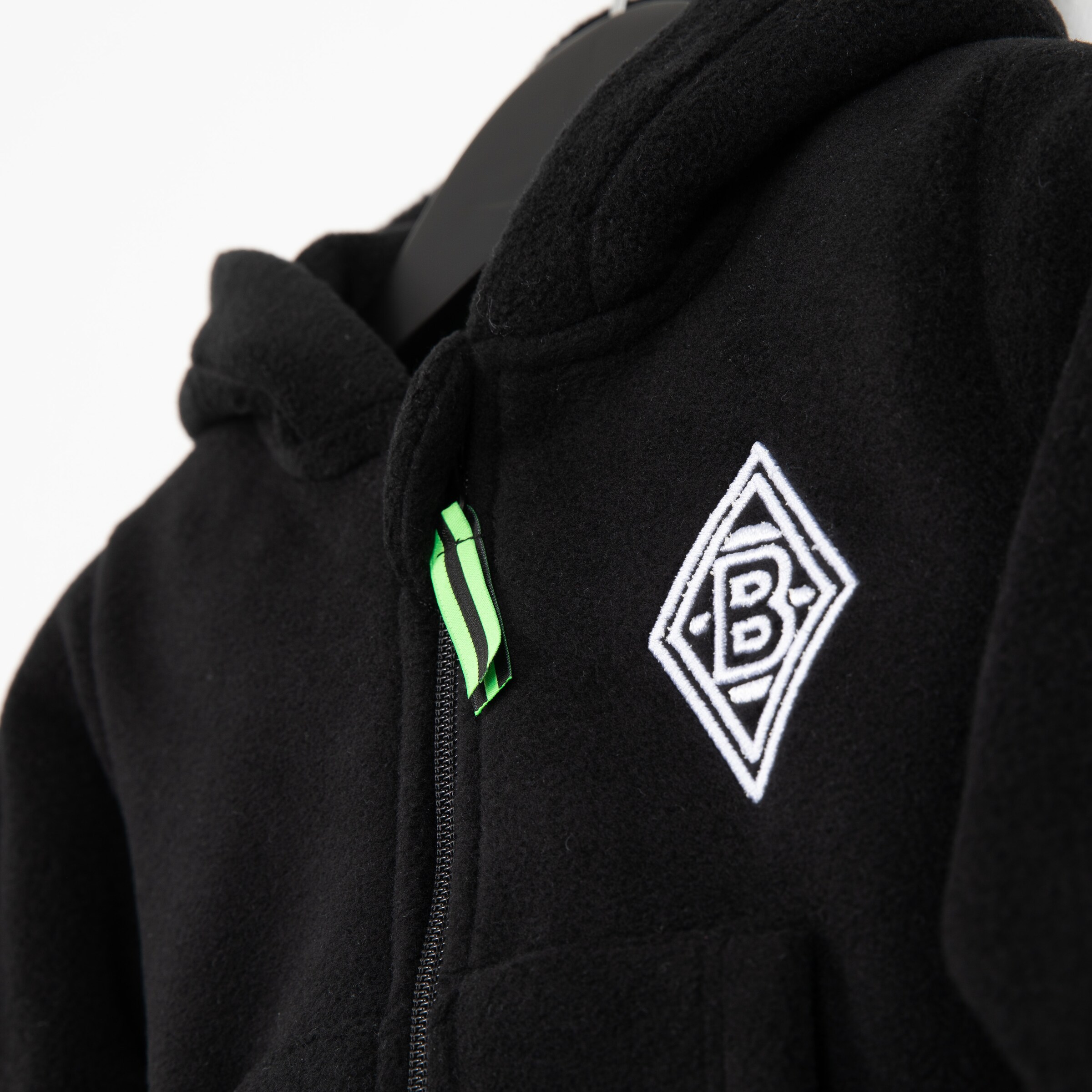 Schwarzer Kapuzenpullover mit weißem Borussia Mönchengladbach-Logo auf der Brust.