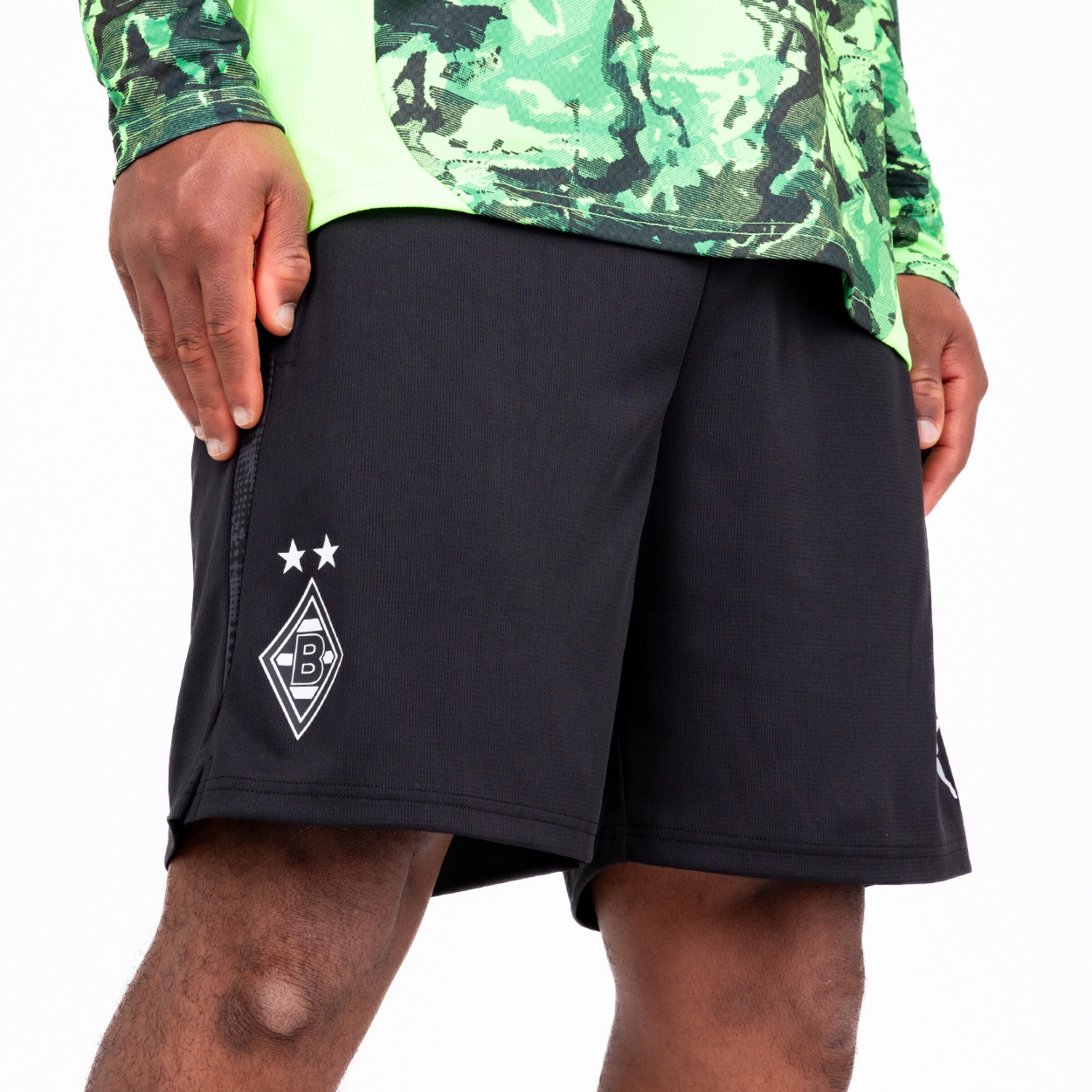 Schwarze Sportshorts mit Borussia Mönchengladbach-Logo und zwei Sternen.
