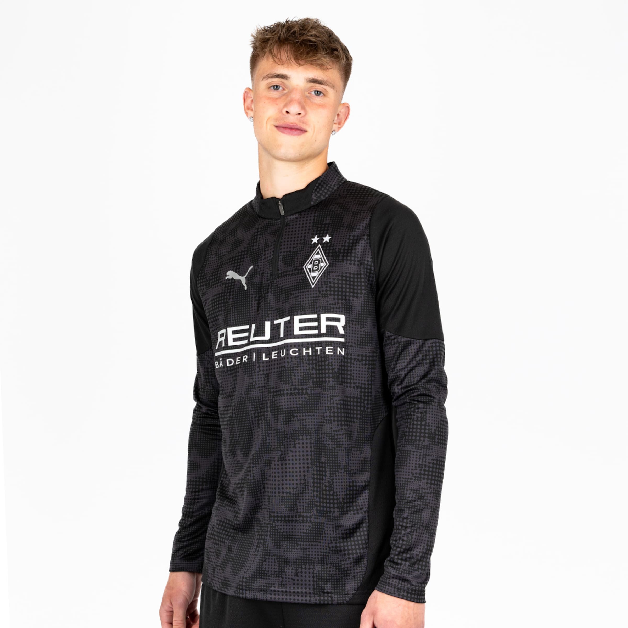 Spieler in schwarzem Borussia Mönchengladbach Trikot mit long sleeve und Kragen.