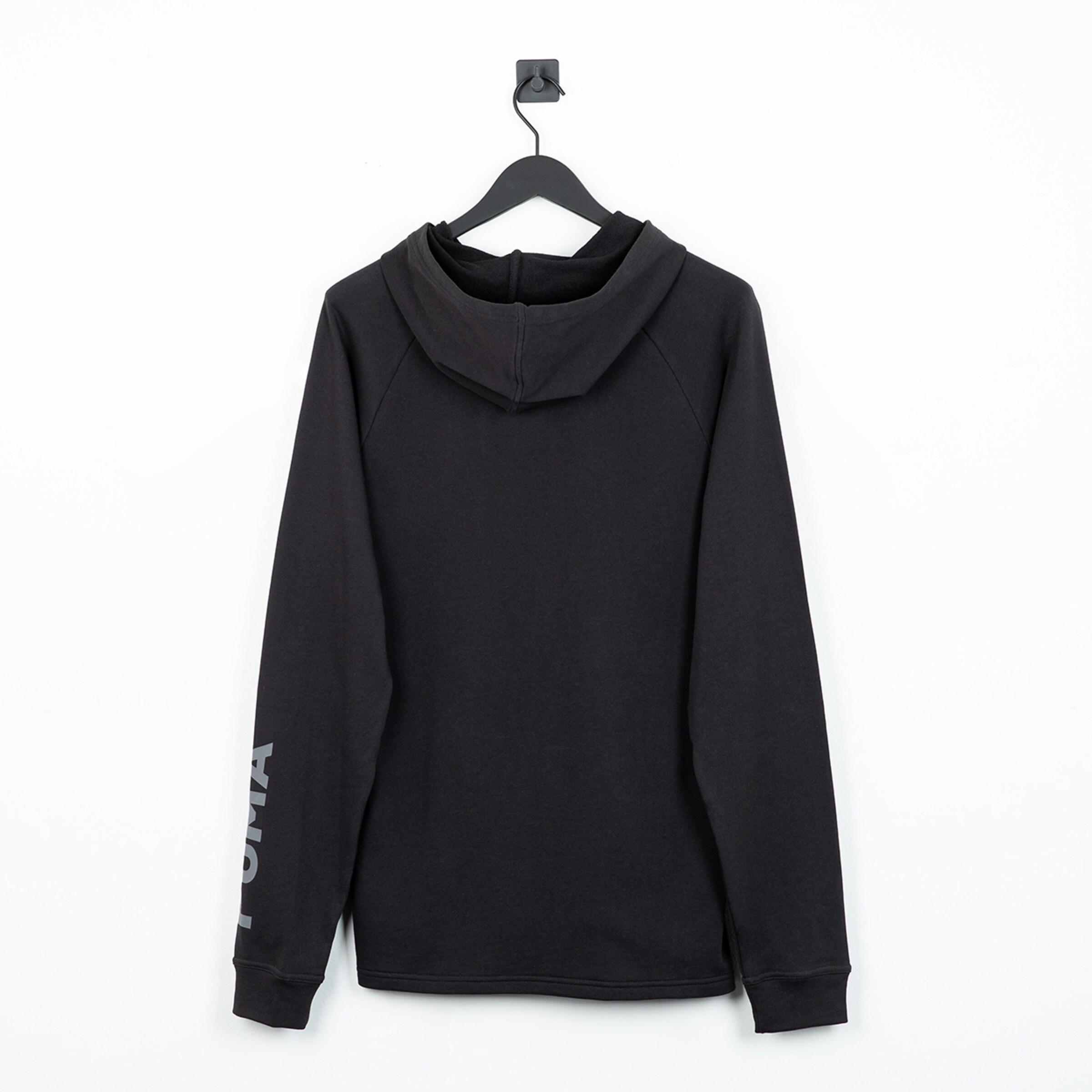 Schwarzer Hoodie mit Kapuze Rückansicht ohne sichtbare Details.