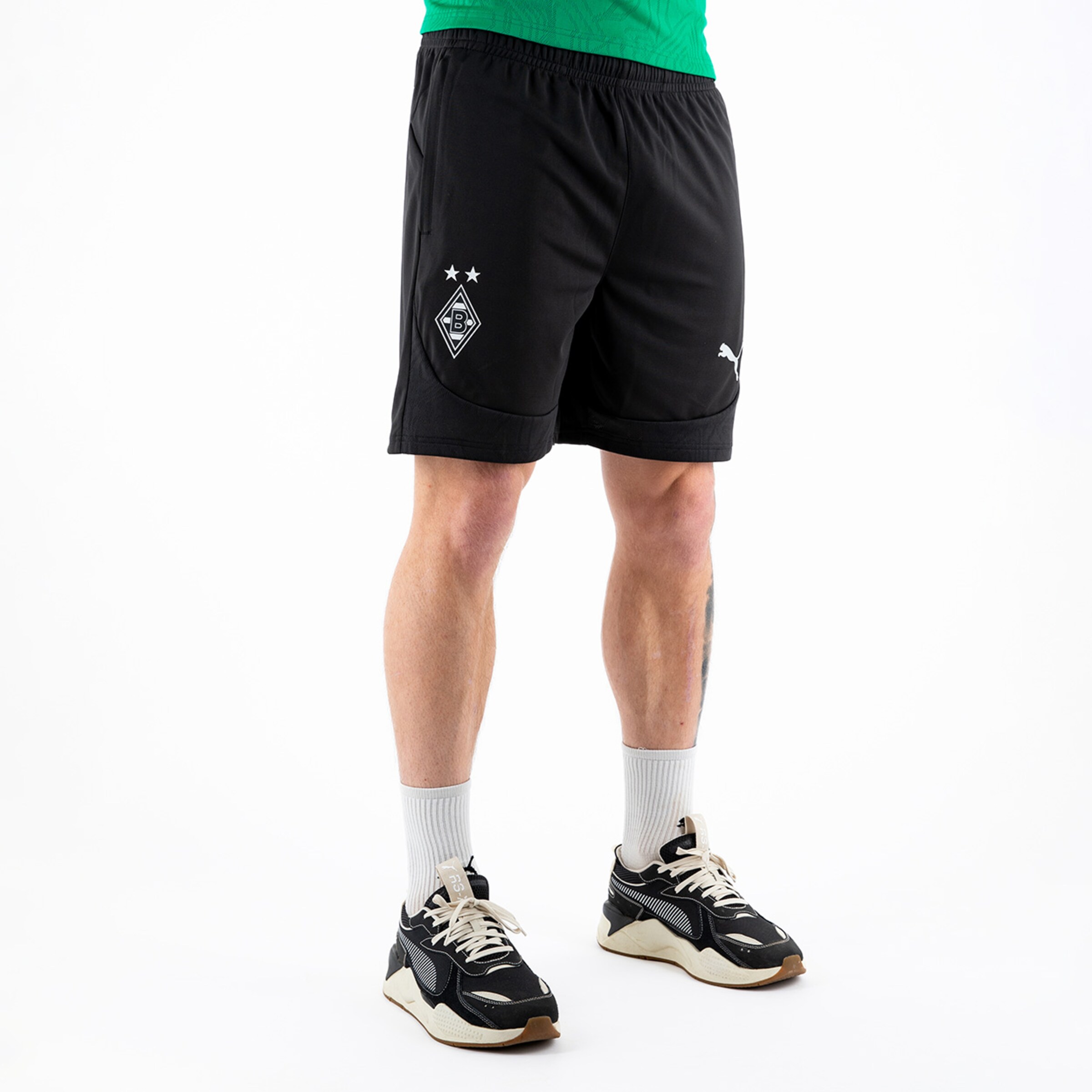 Schwarz kurze Sporthose von Puma mit Borussia Mönchengladbach Logo.