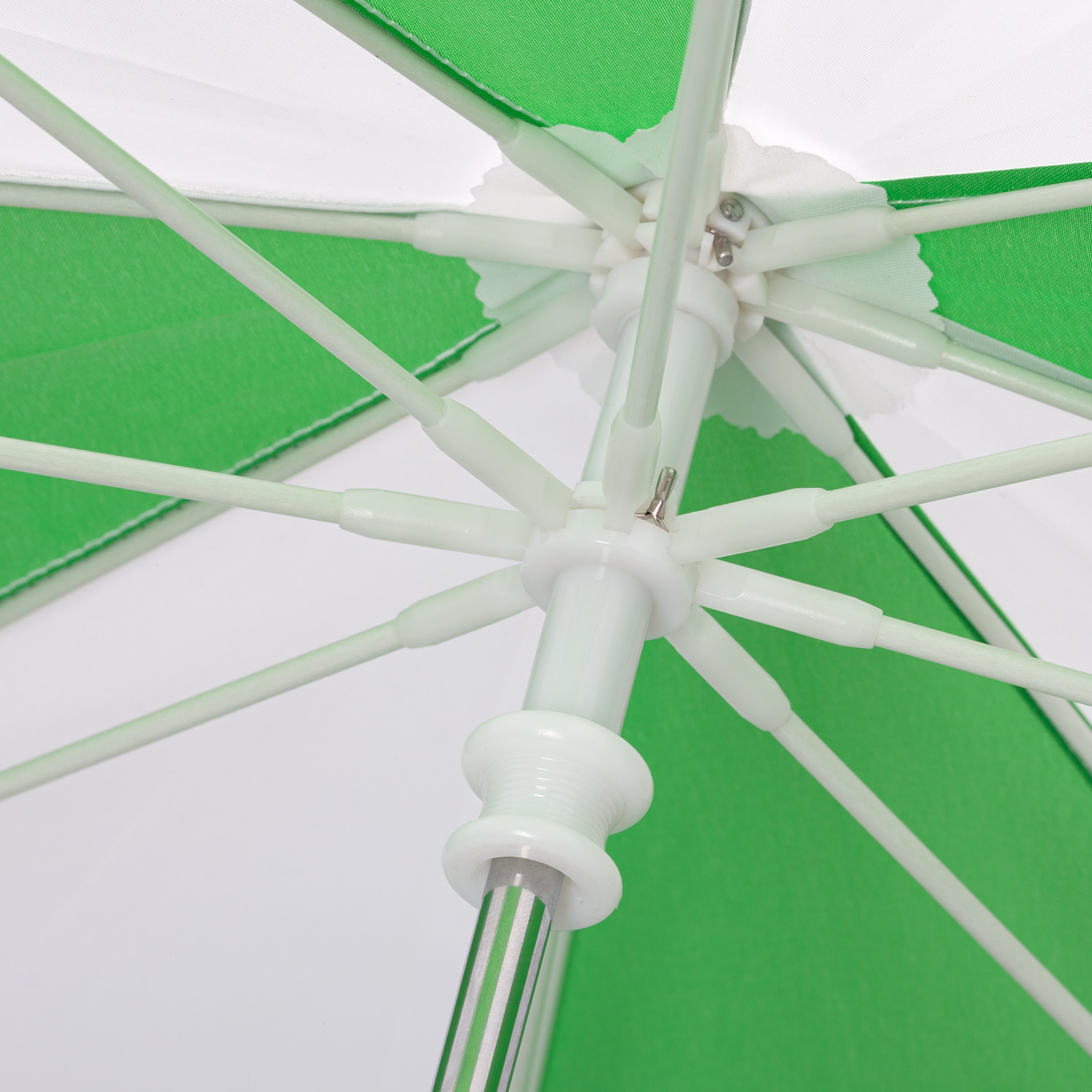 Nahaufnahme des weißen Innengestells eines grün-weiß gestreiften Schirms mit Fokus auf die Speichen und den Schieber am Mast.