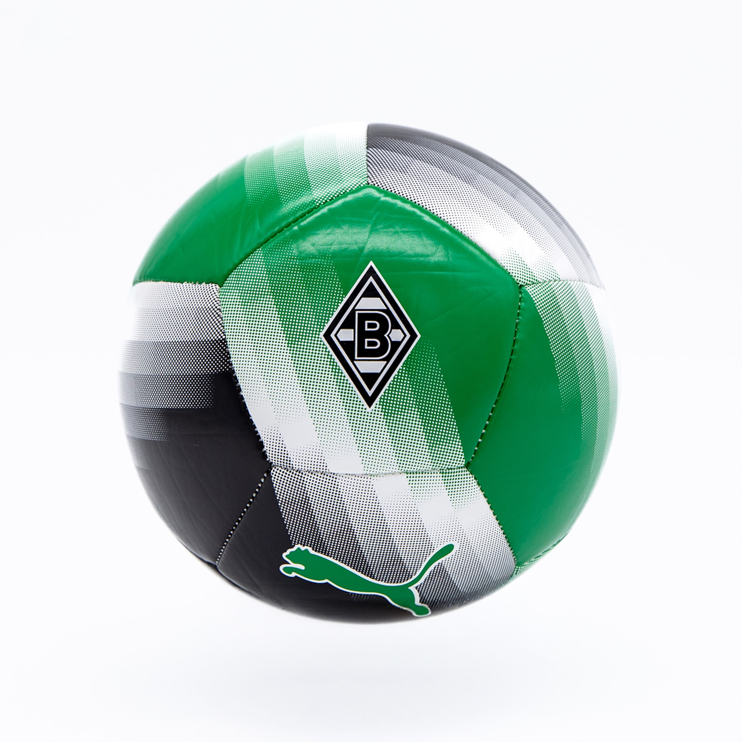 Ein grün, weiß und schwarz Fußball mit dem Borussia Mönchengladbach Logo (ein 'B' in einer Raute) und einem grünen Puma-Logo, auf weißem Hintergrund freigestellt.
