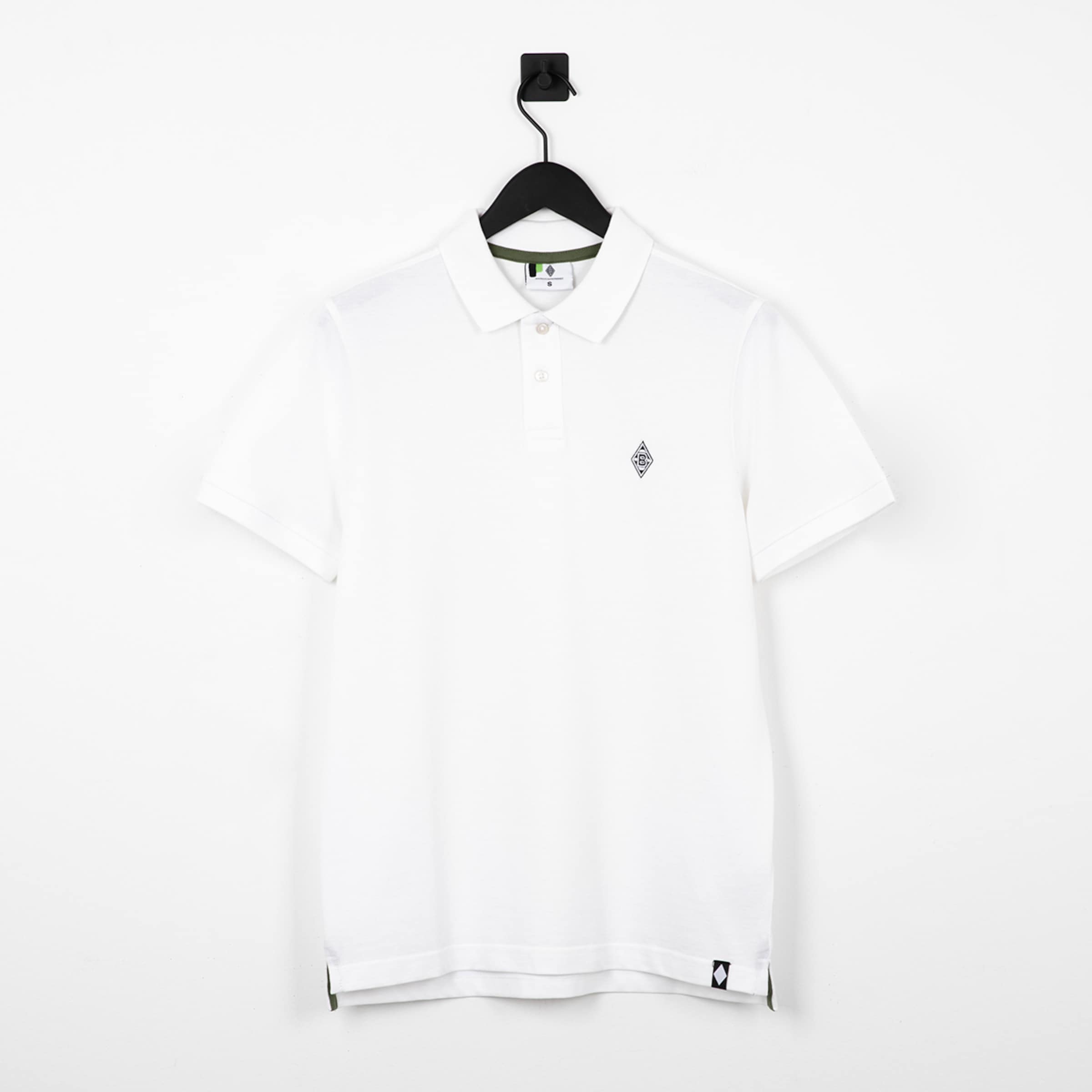 Weißes Poloshirt mit kurzen Ärmeln und einem kleinen Borussia Mönchengladbach Logo.