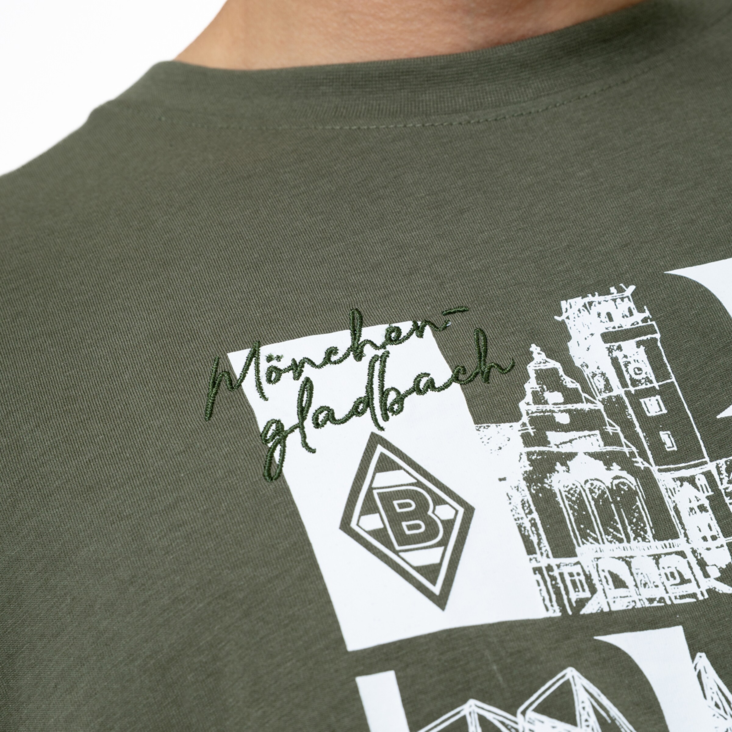 T-Shirt in Olivgrün mit gesticktem Schriftzug Mönchen-gladbach und Grafiken.