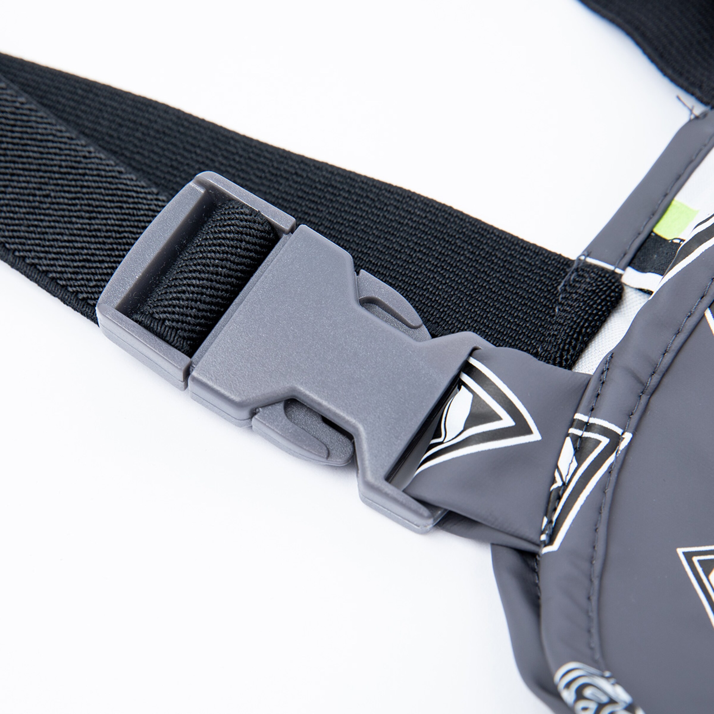 Schwarzer Riemen mit grauem Kunststoffverschluss einer umgehäuften Tasche.