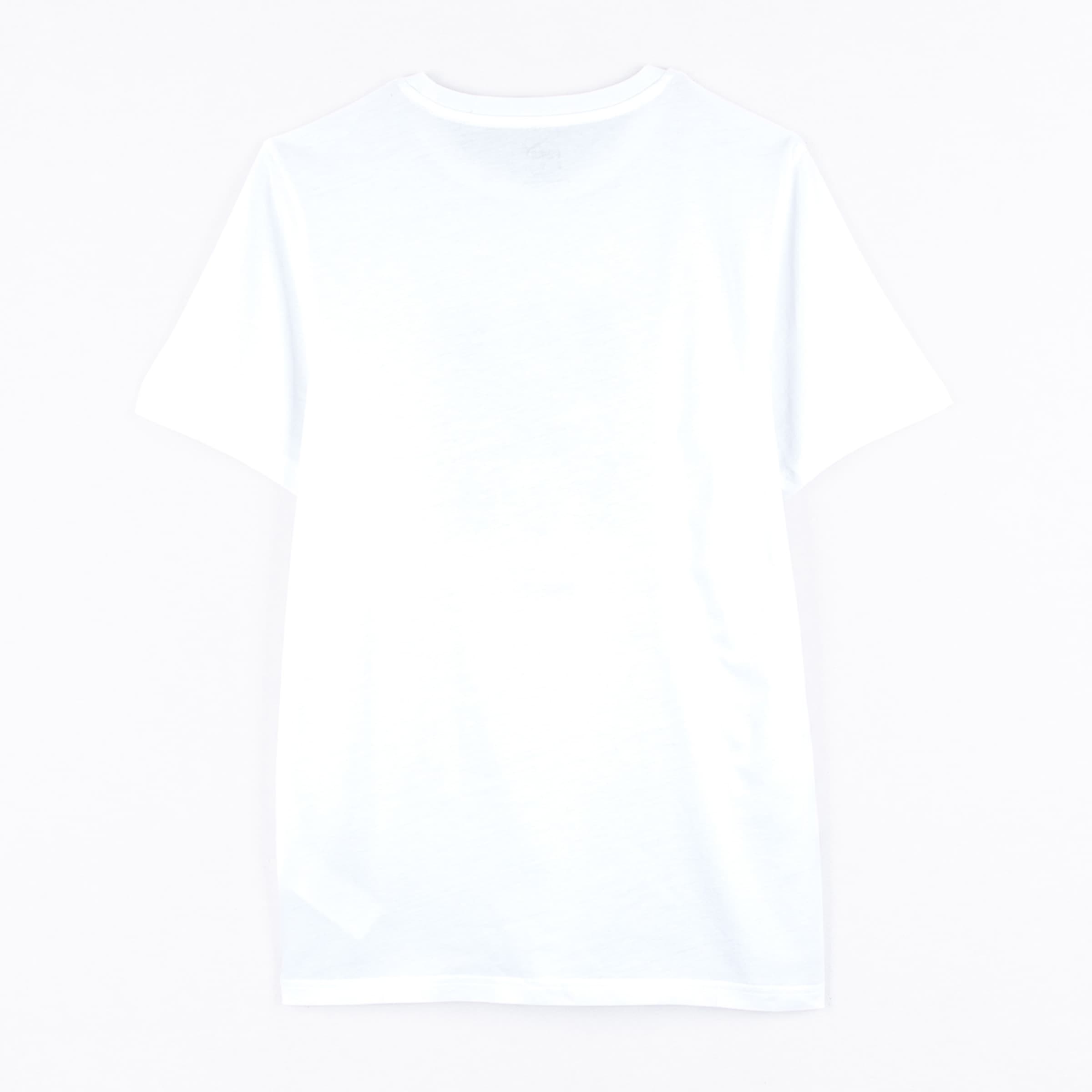 Rückansicht eines schlichten weißen Kurzarm-T-Shirts auf weißem Hintergrund.