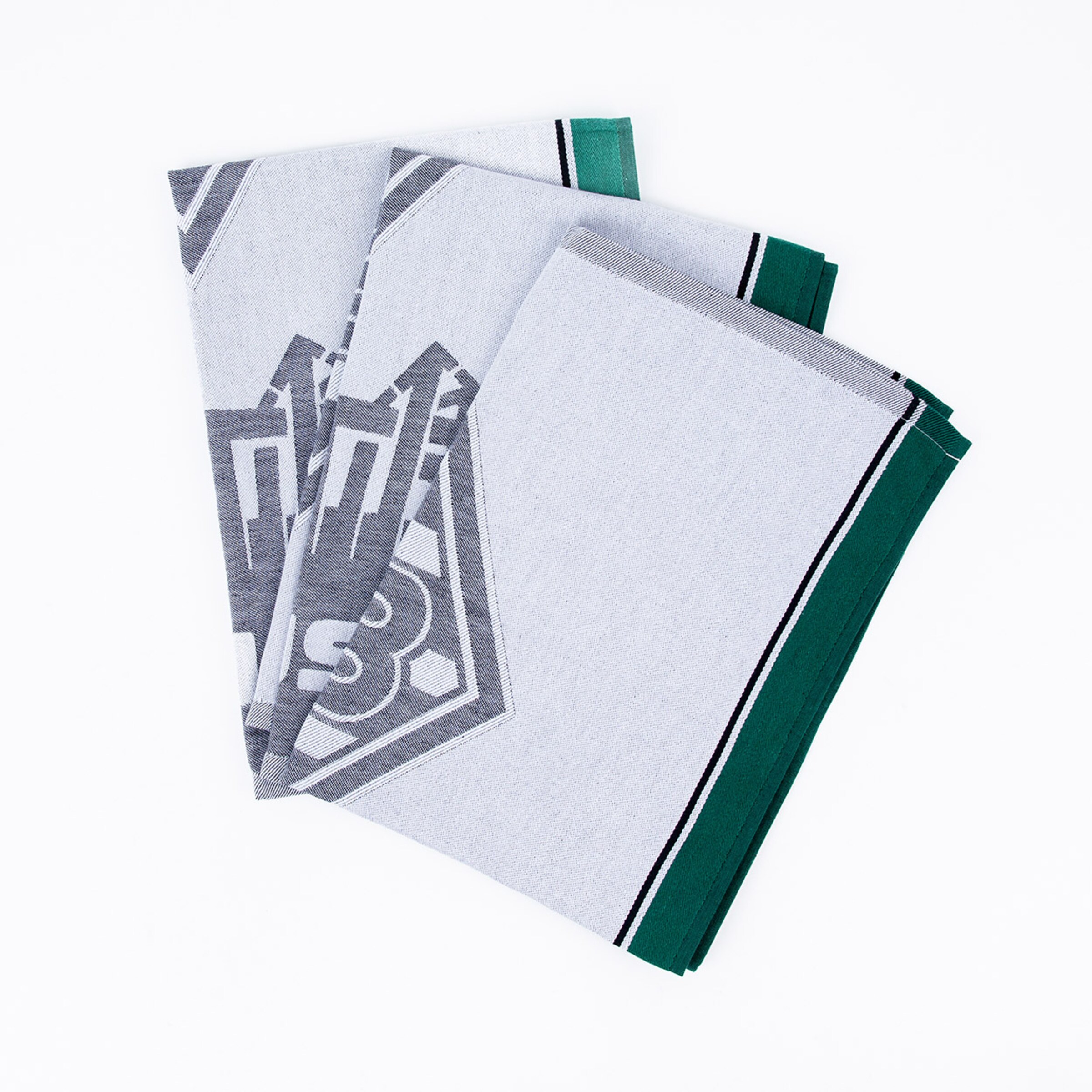 Drei graue Handtücher mit grünem Rand und Logo von Borussia Mönchengladbach.