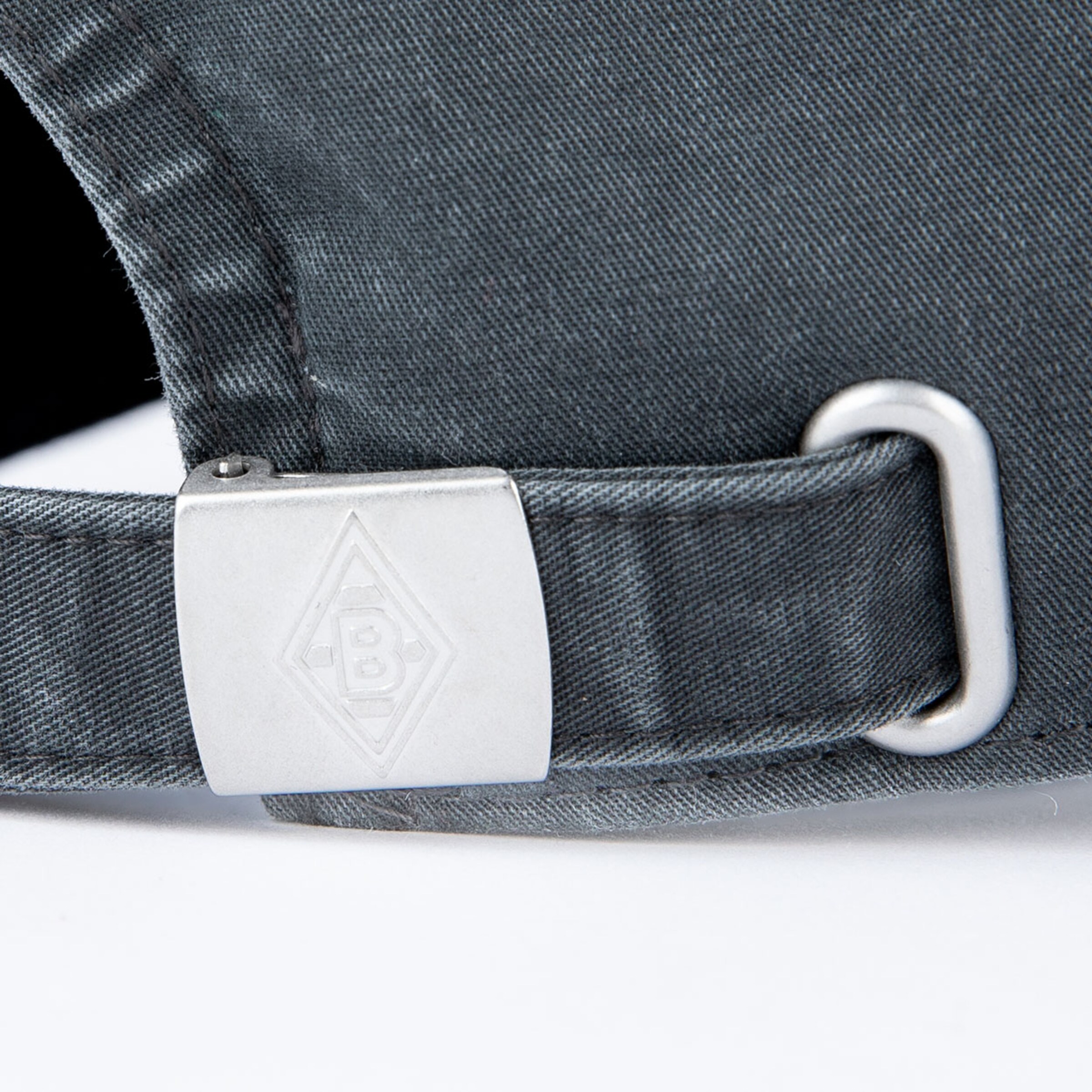 Metal buckle of a gray baseball cap featuring Borussia Mönchengladbach logo.