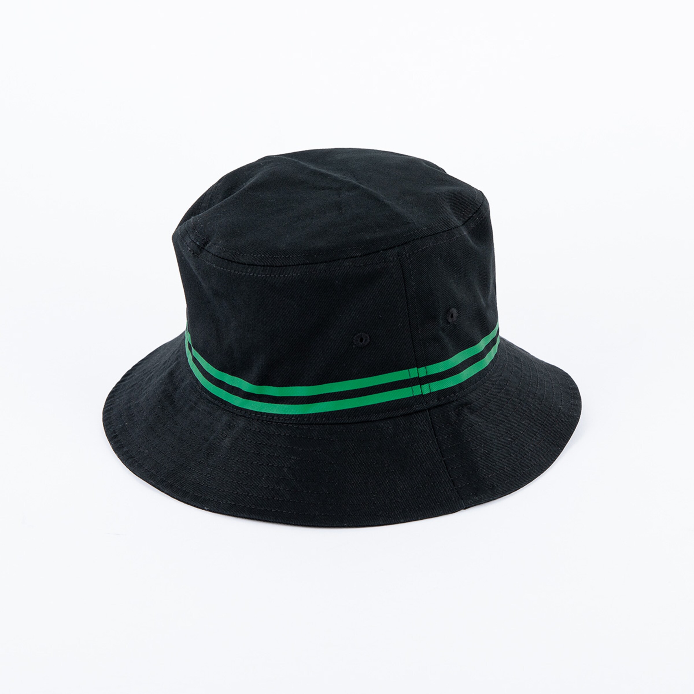 Schwarzer Hut mit grünen Streifen.