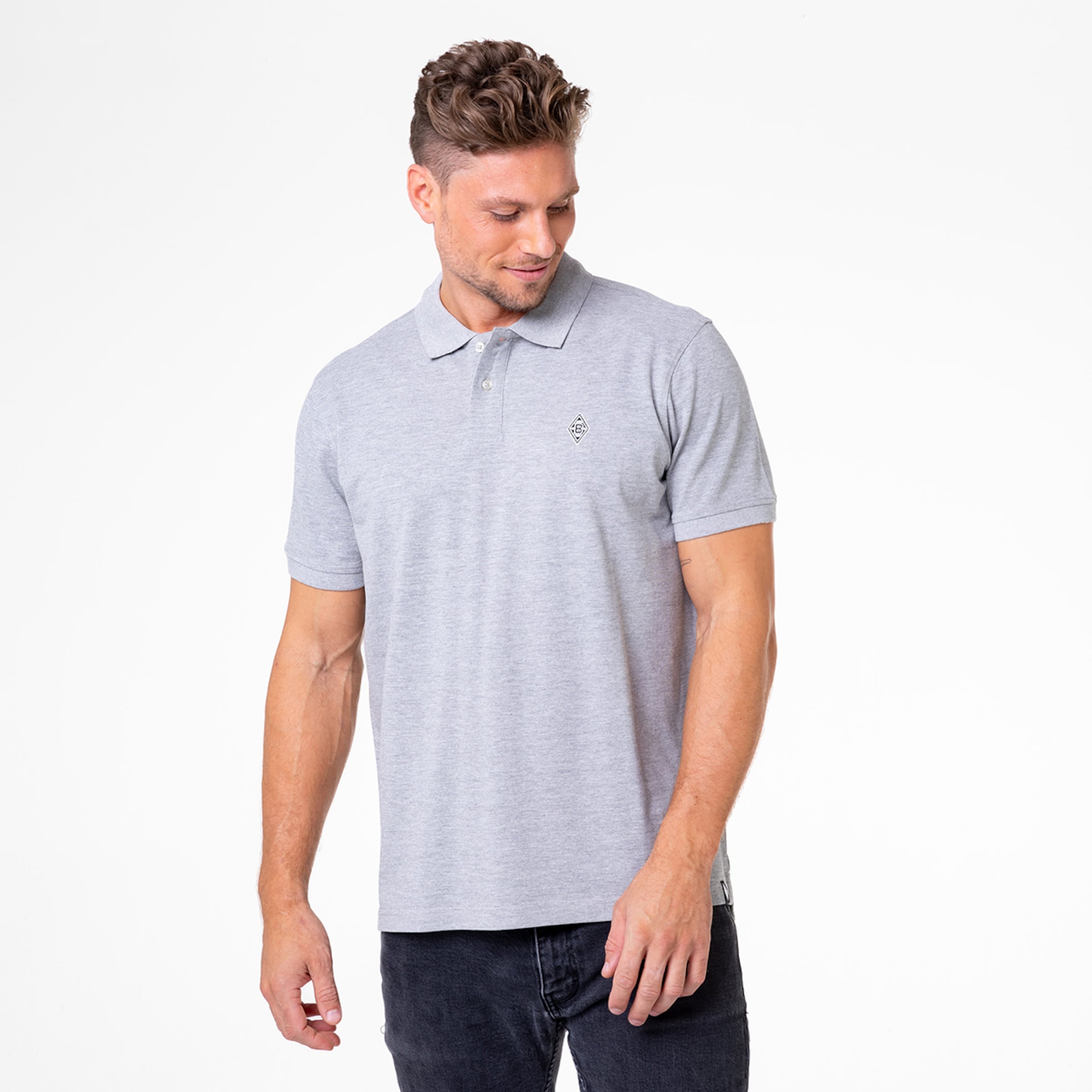 Mann in grauem Poloshirt mit kurzem Arm schaut nach unten.