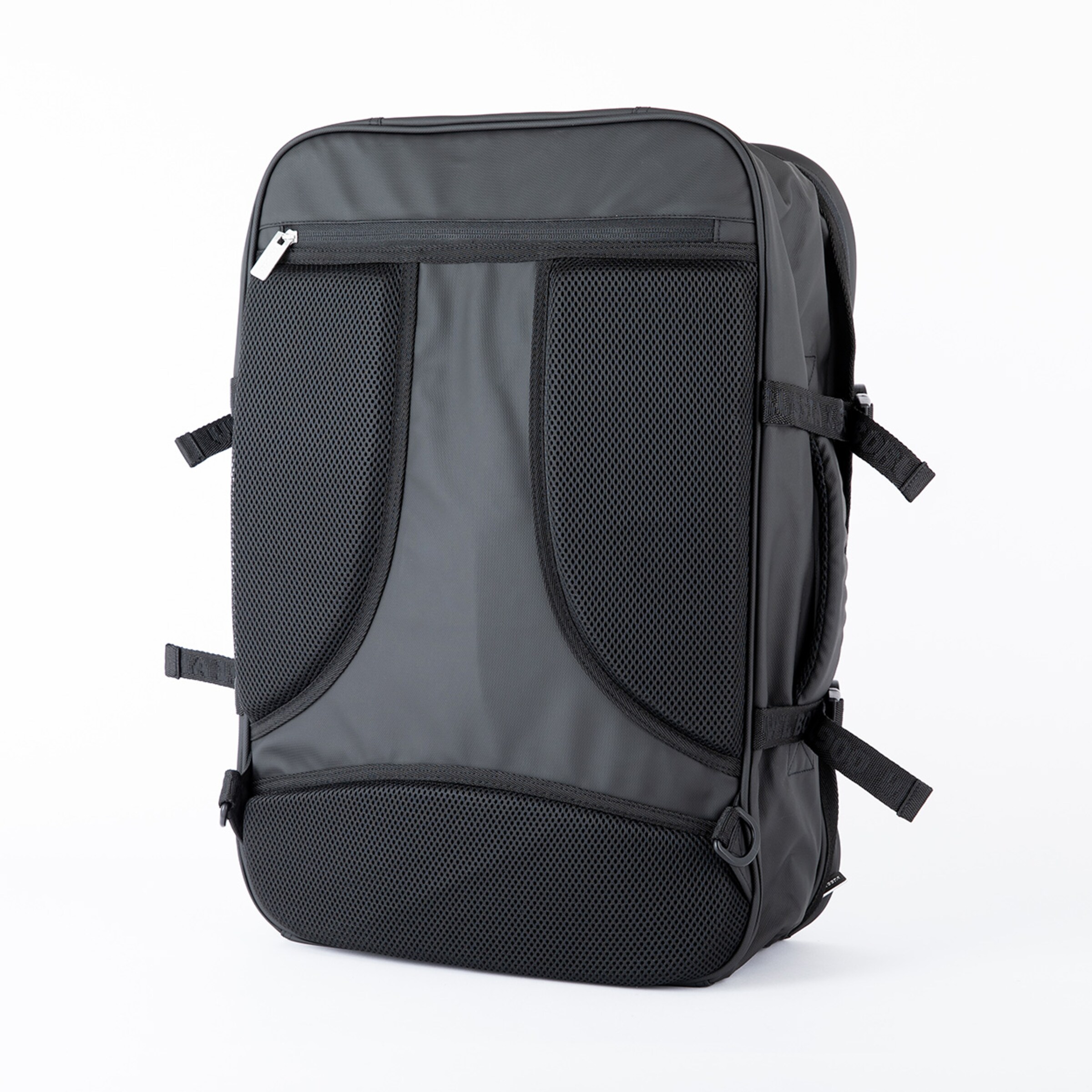 Schwarzer Rucksack mit Netzpartien und mehreren Trageschlaufen.