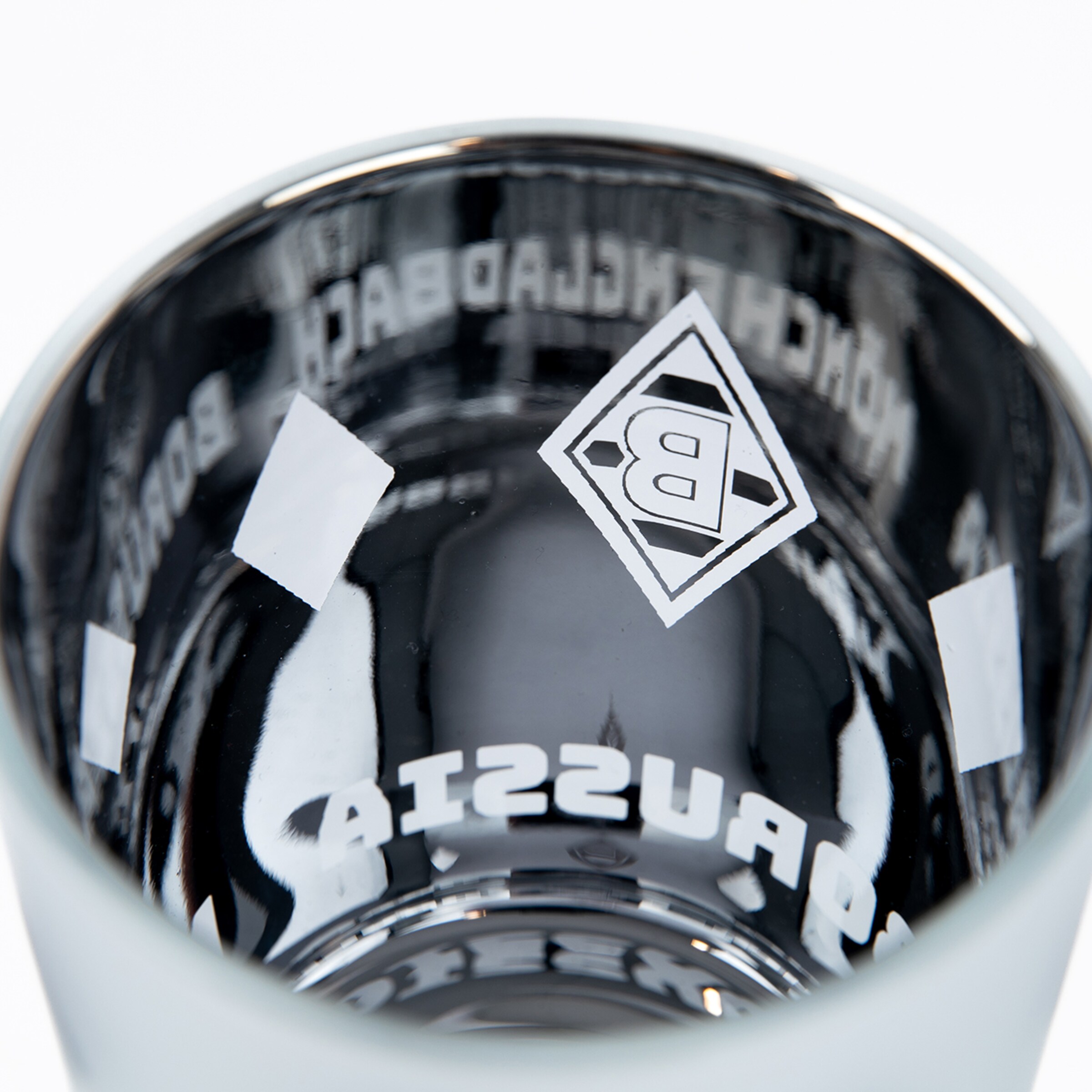 Glas mit eingeprägt BORUSSIA MÖNCHENGLADBACH Logo und geometrischen Mustern.