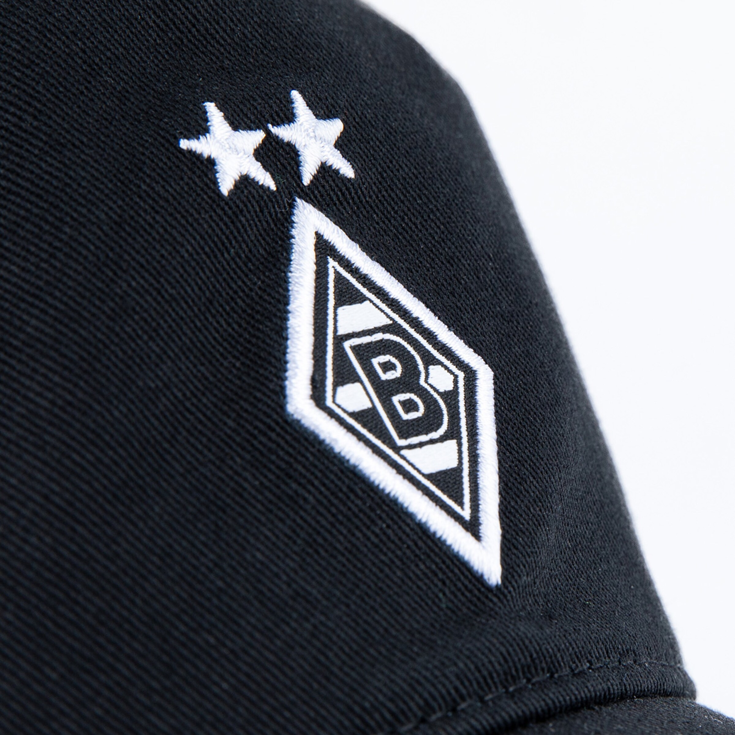 Schwarze Baseballmütze mit dem Borussia Mönchengladbach-Logo und zwei Sternew.