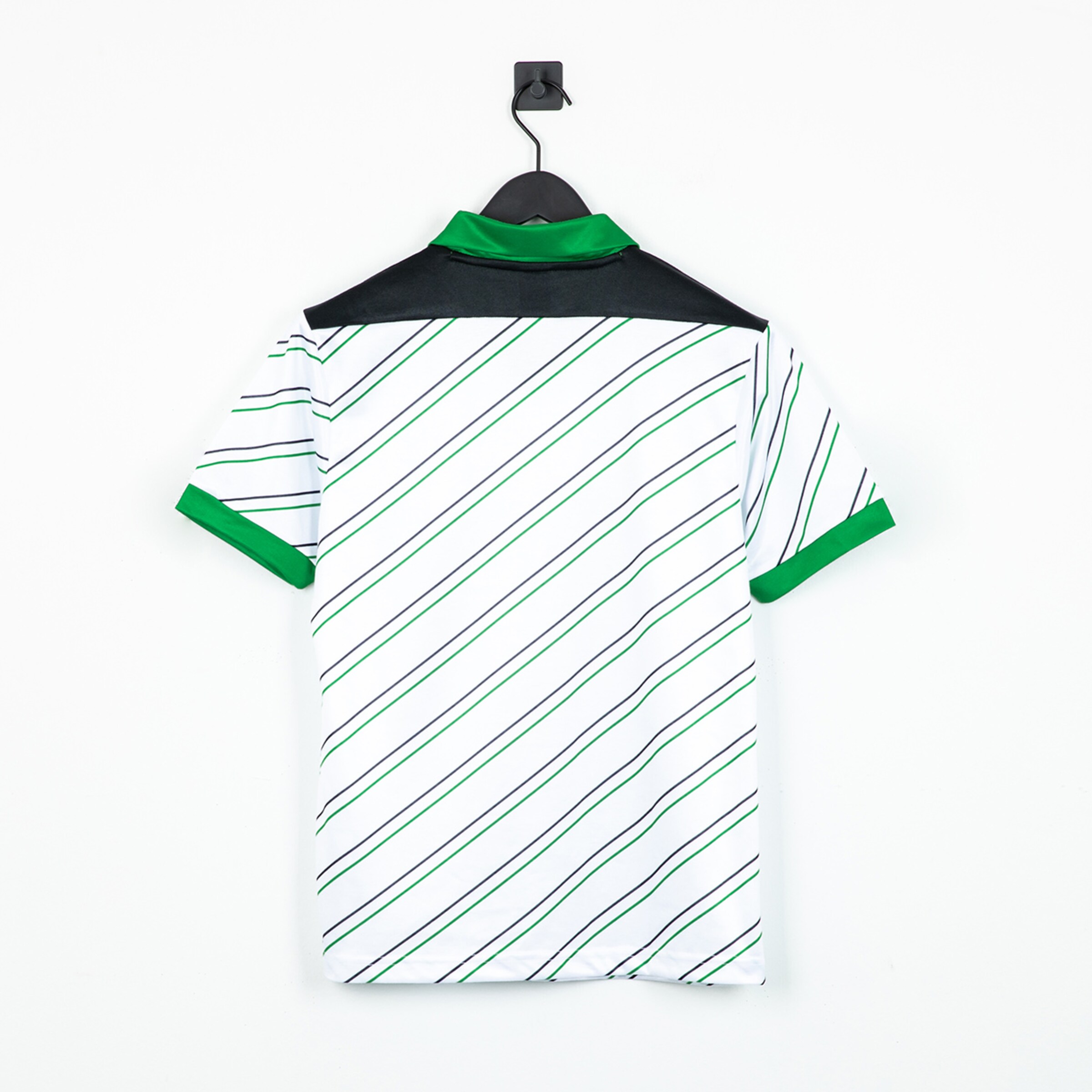 Grünes und weißes T-Shirt mit diagonalen Streifen Rückansicht.