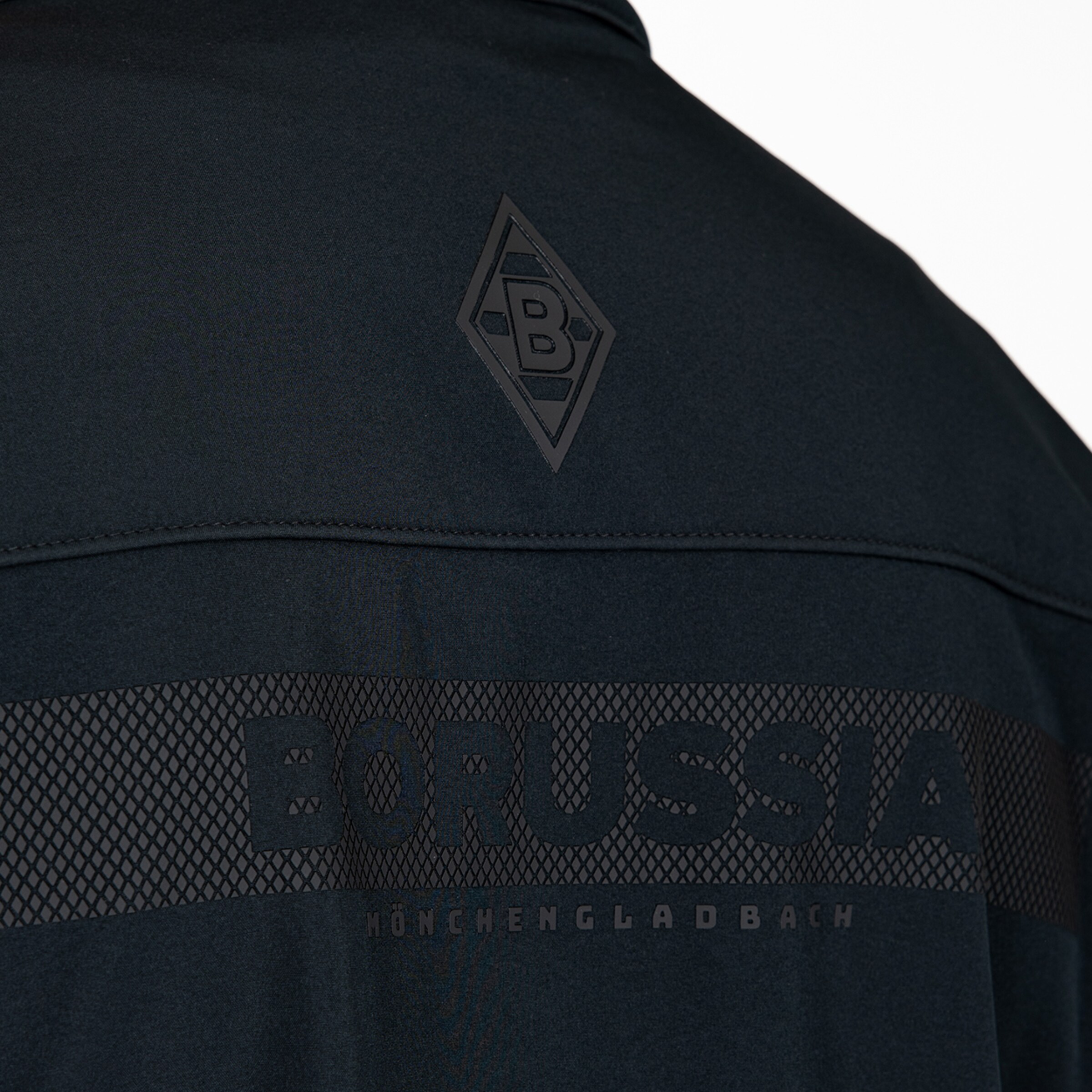 Rückansicht einer schwarzen Borussia Mönchengladbach Jacke mit dezentem Logo und BORUSSIA MÖNCHENGLADBACH Schriftzug auf einem Netzstreifen.