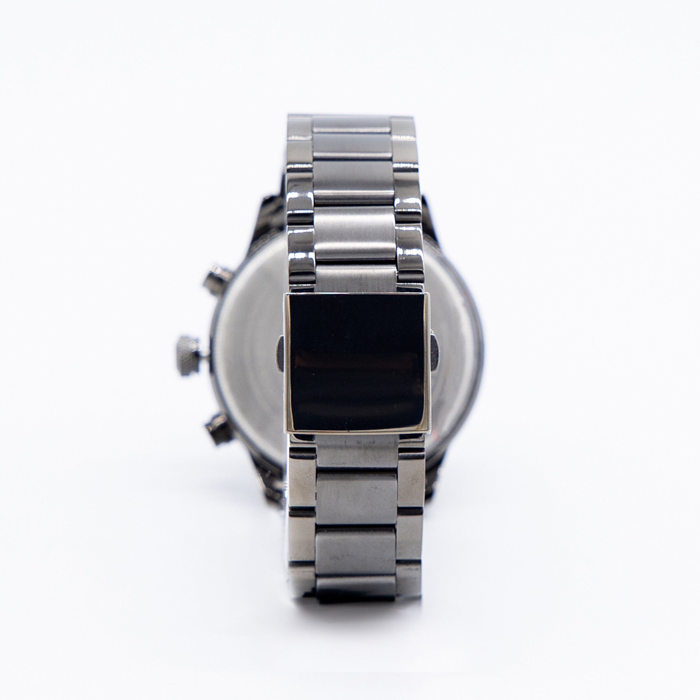 Rückansicht einer metallischen Armbanduhr mit Gliederarmband und Faltschließe auf weißem Hintergrund.